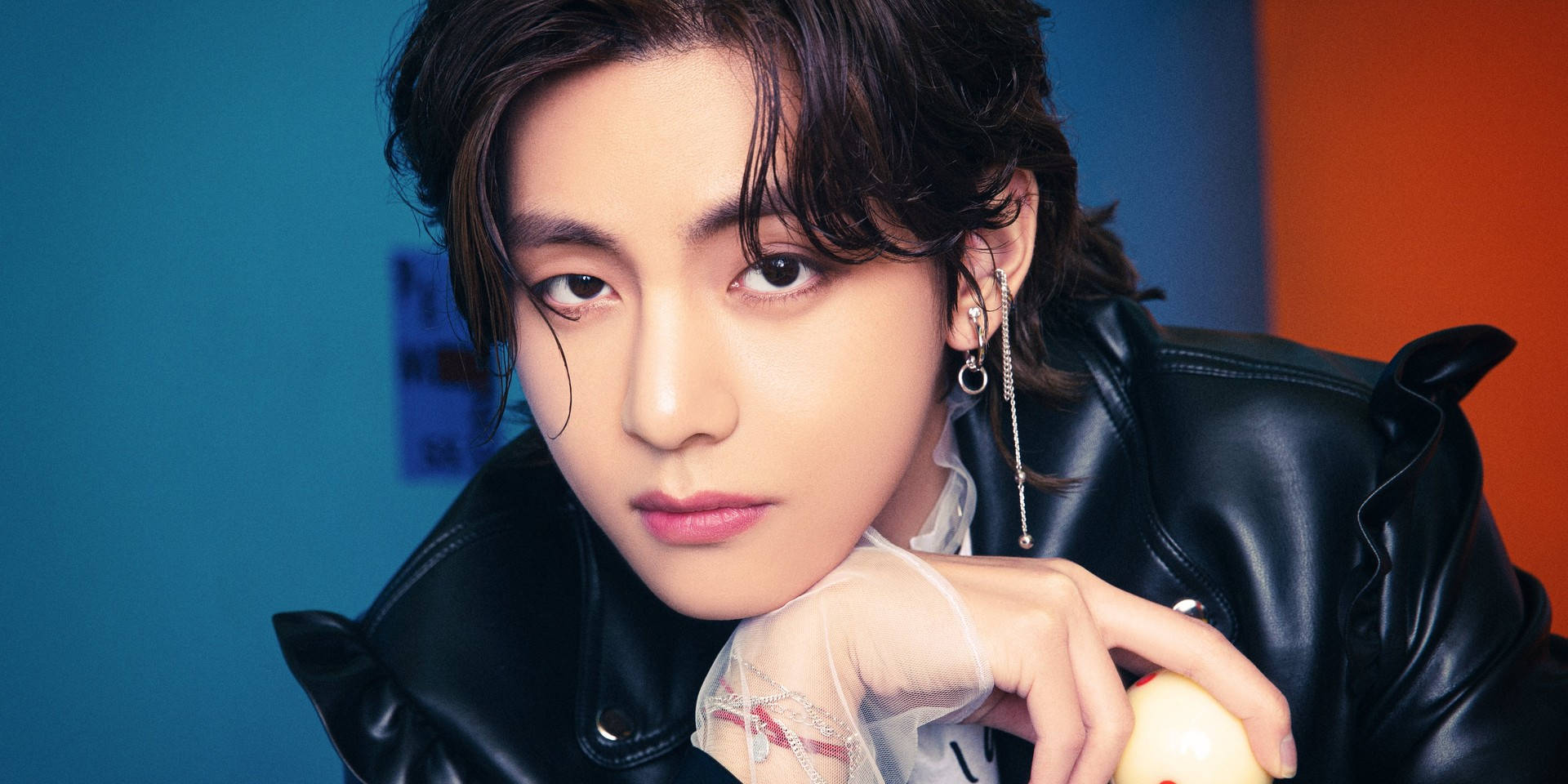 BTS V Swart Leerbaadjie Muurpapier
