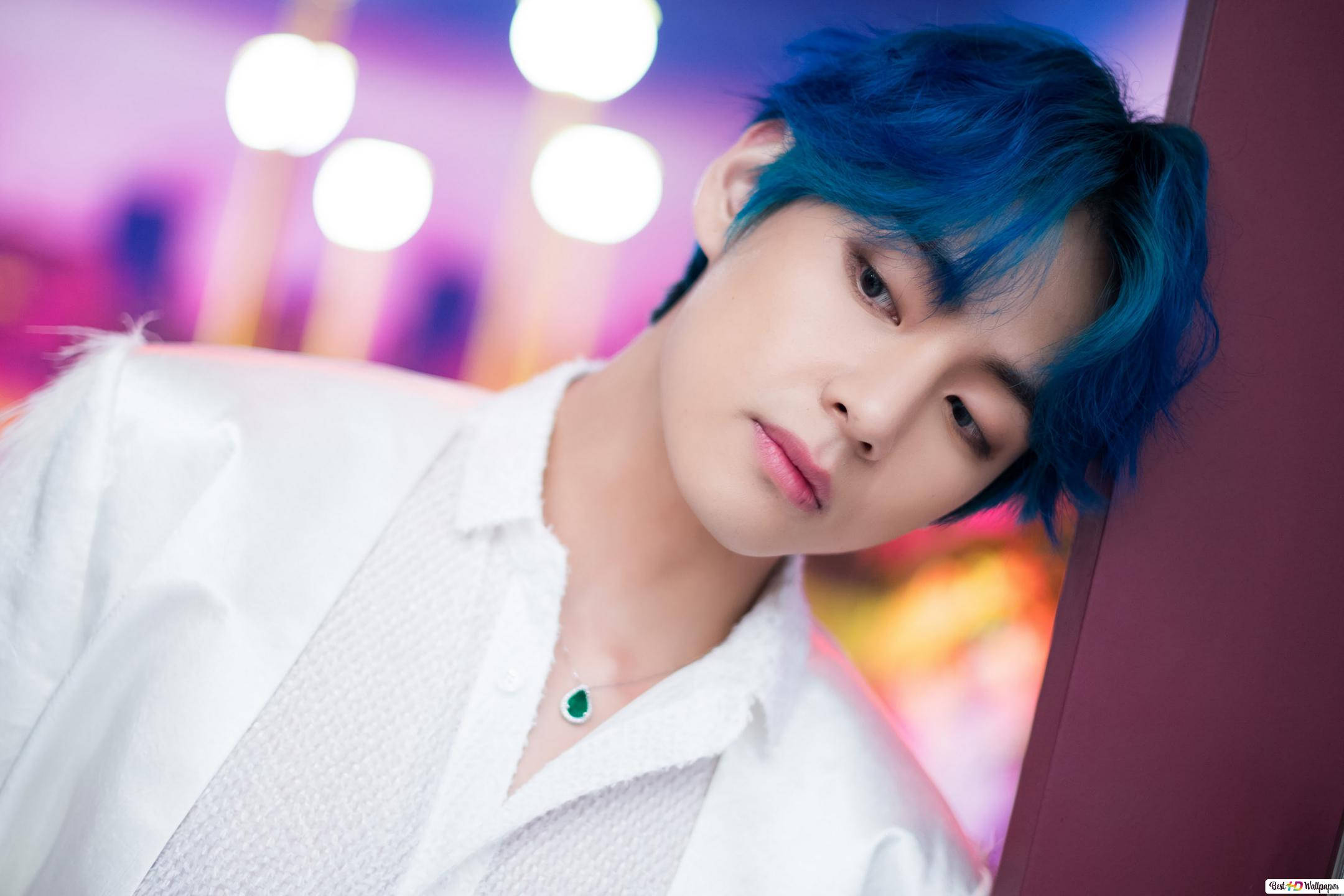 BTS V wat teen muur leun Muurpapier