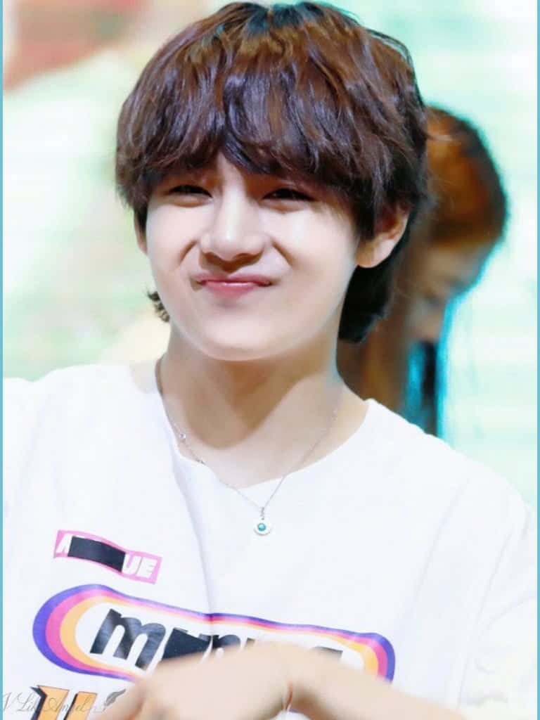 BTS V wys sy selfversekerde glimlag Muurpapier