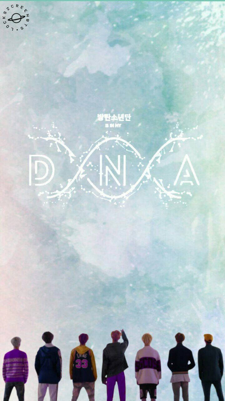 BTS-lede van agter af gesien wat opkyk na 'n agtergrond wat sê, DNA, nuwe album.