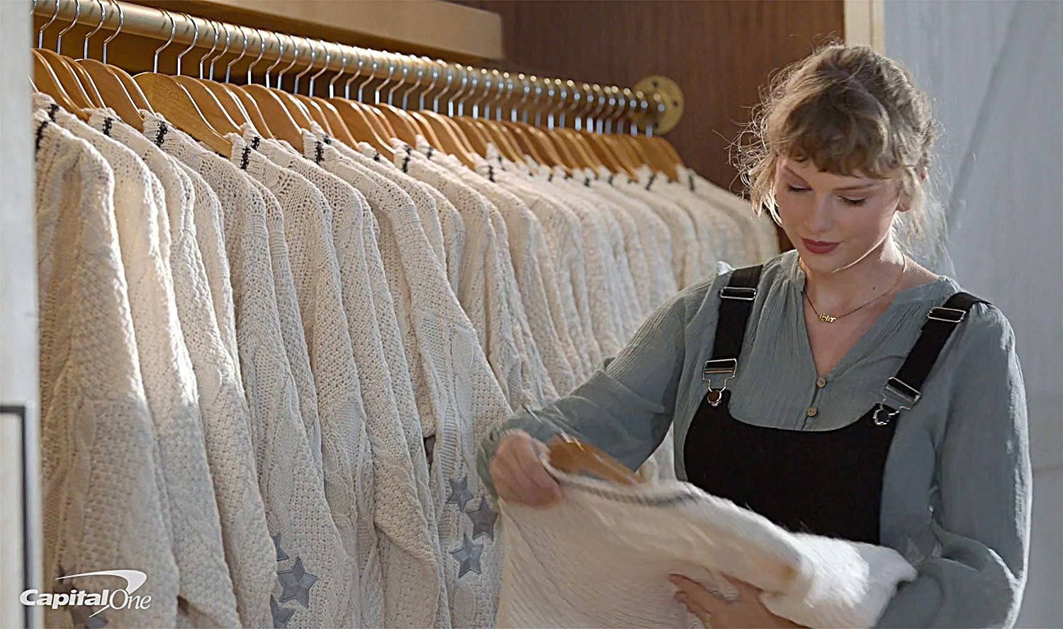Capital One Advertensie Met Taylor Swift Muurpapier