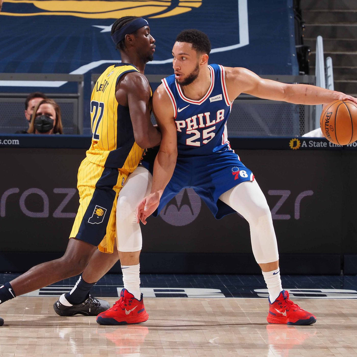 Caris Levert teen Ben Simmons Muurpapier
