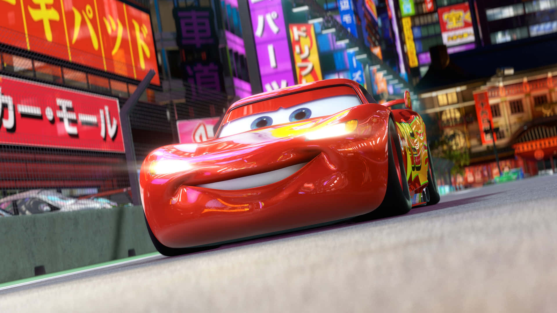 cars 3 - 'n rooi motor wat deur 'n stadstraat ry Muurpapier