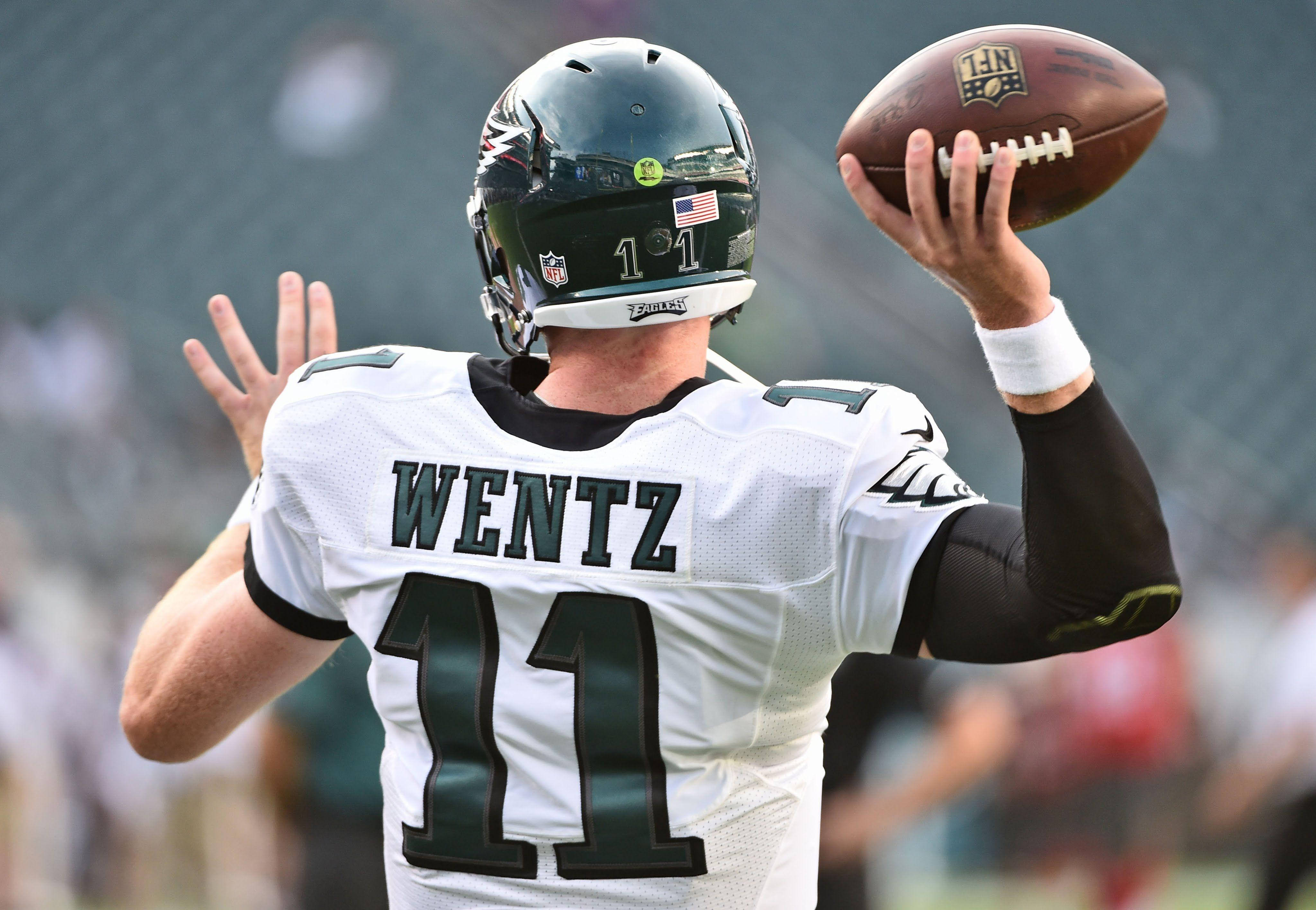 Carson Wentz Gooi Bal NFL Muurpapier