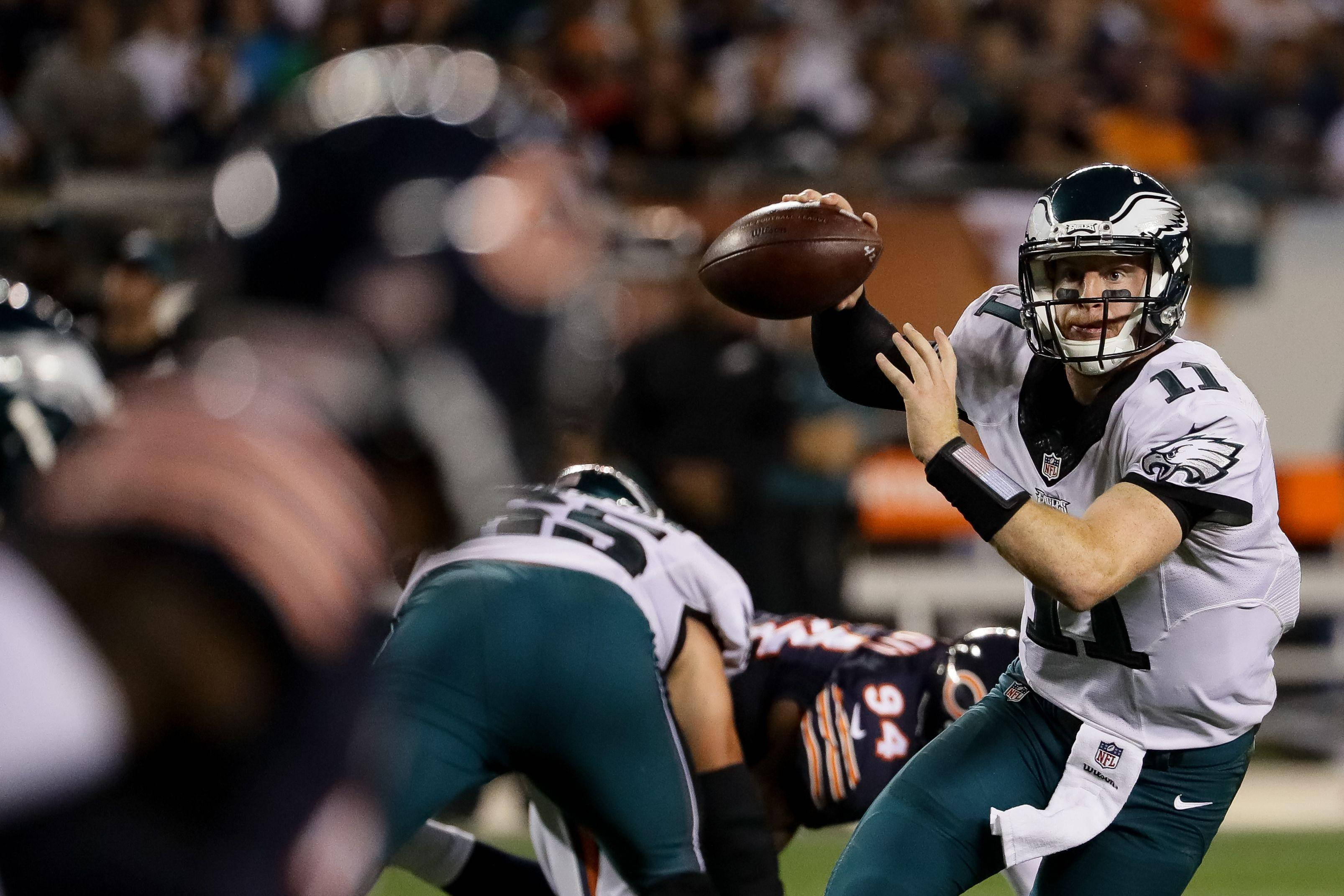 Carson Wentz Gooi van die Voetbal Muurpapier