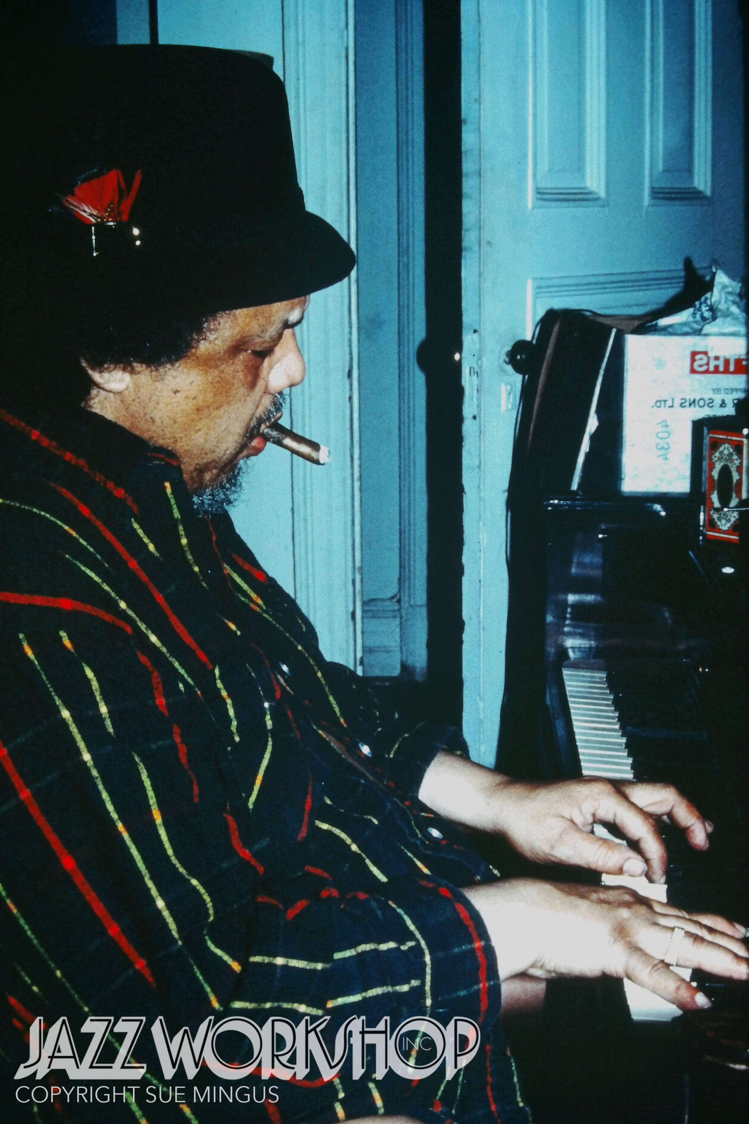 Charles Mingus Speel Klavier Muurpapier