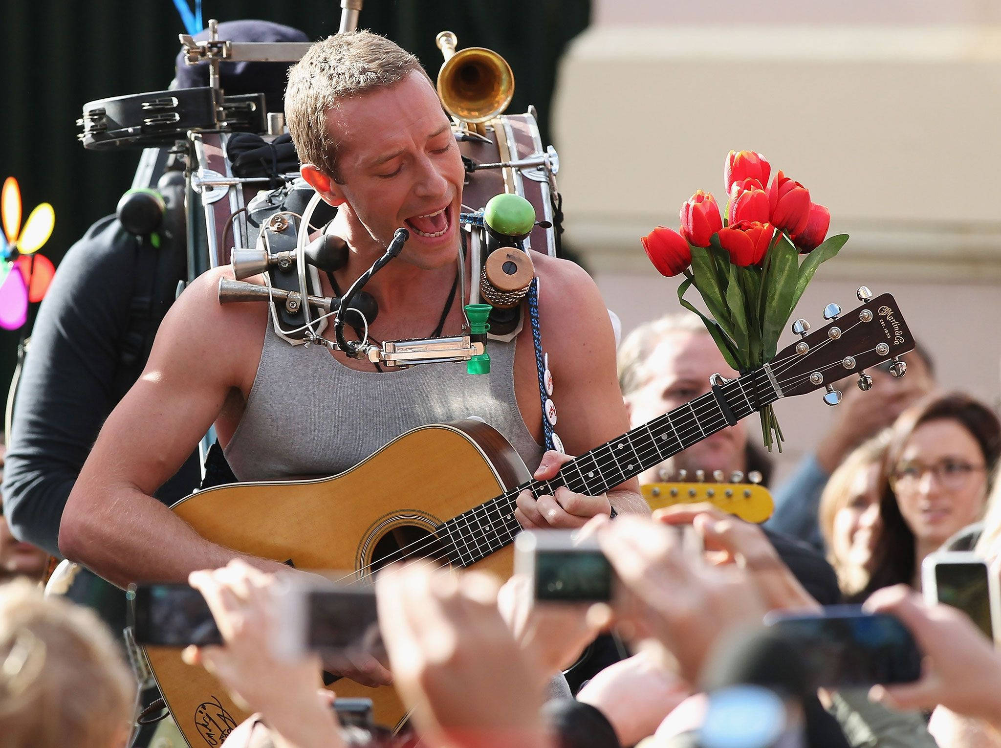 Chris Martin wat optree op die verhoog Muurpapier