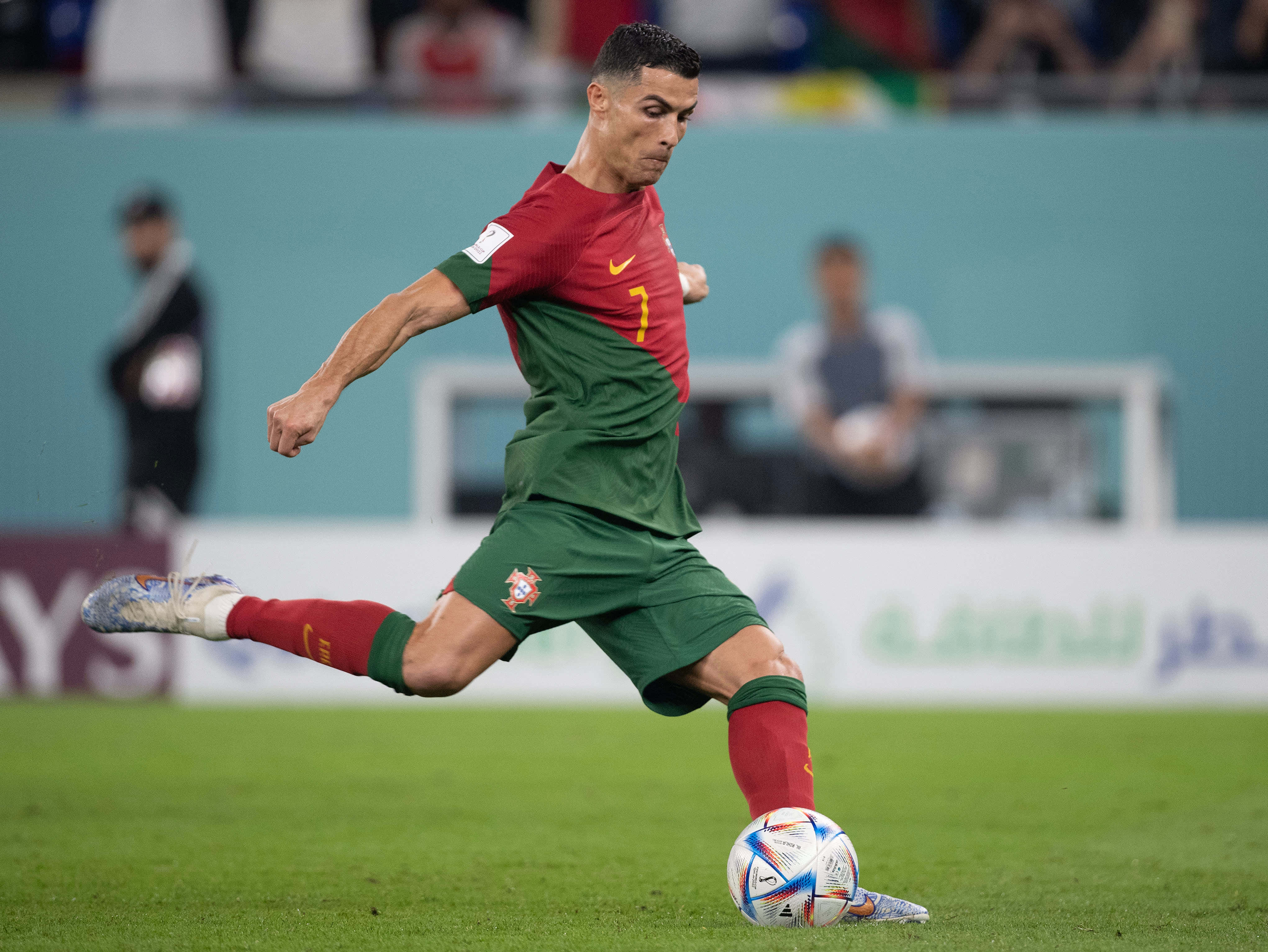Christiano Ronaldo skop sokkerbal foto Muurpapier