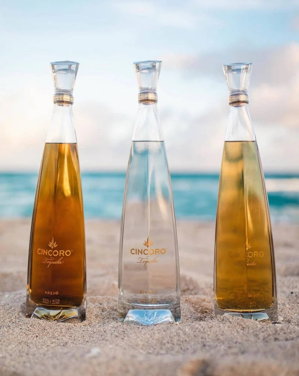 Cincoro Tequila-bottel op die Strand Muurpapier