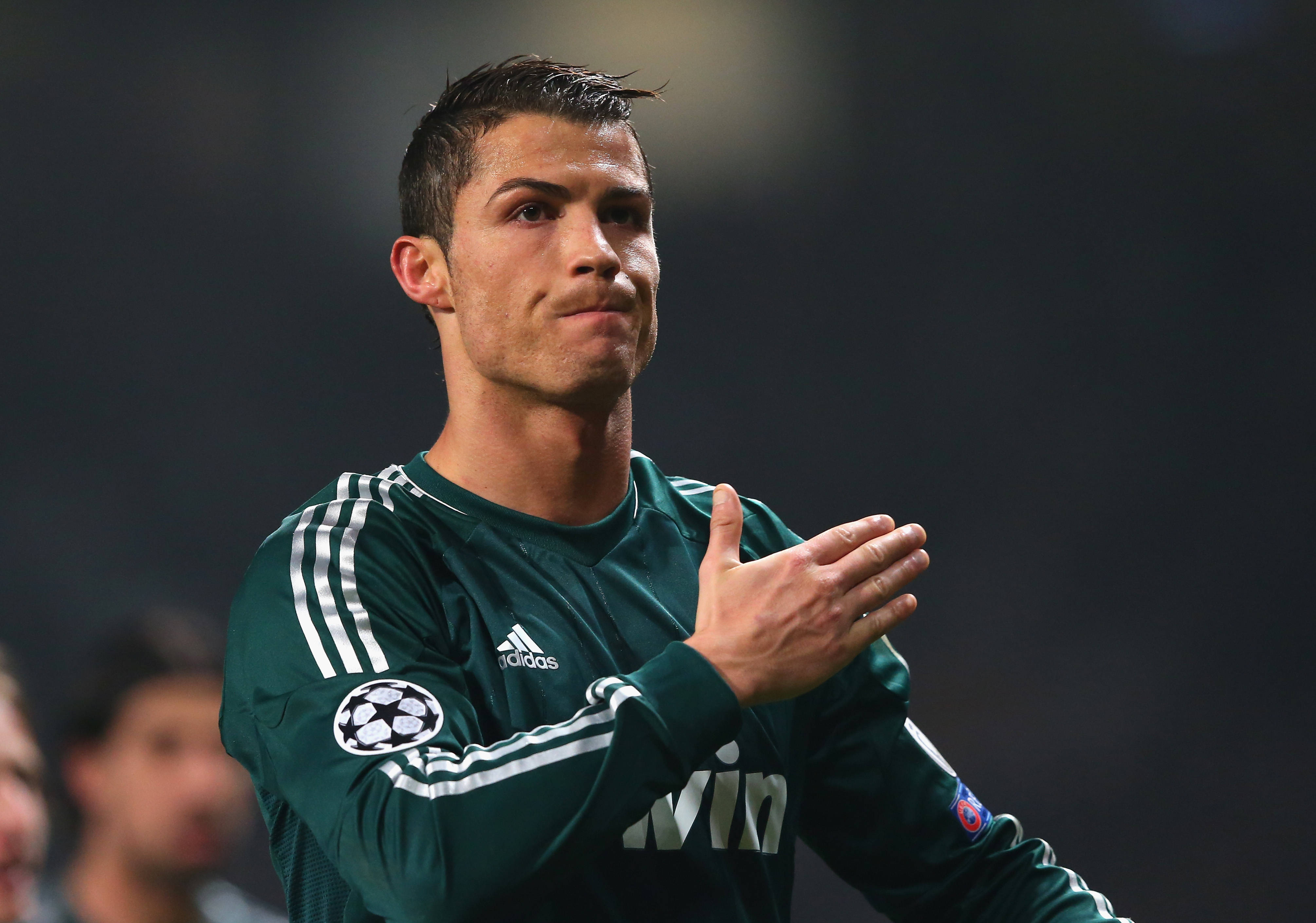 CR7 Cristiano Ronaldo in 'n Groen Uniform Muurpapier