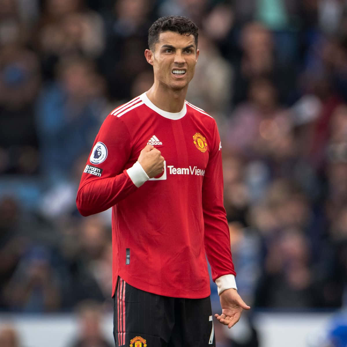 Cristiano Ronaldo wat 'n houding op die veld inneem Muurpapier