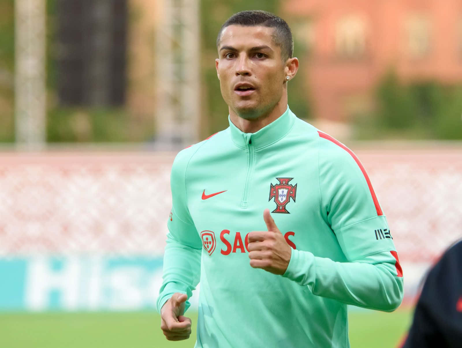 Cristiano Ronaldo, 'n ikoniese sokkerspeler wat aanhangers bly verstom met sy vaardigheid en passie vir die spel Muurpapier