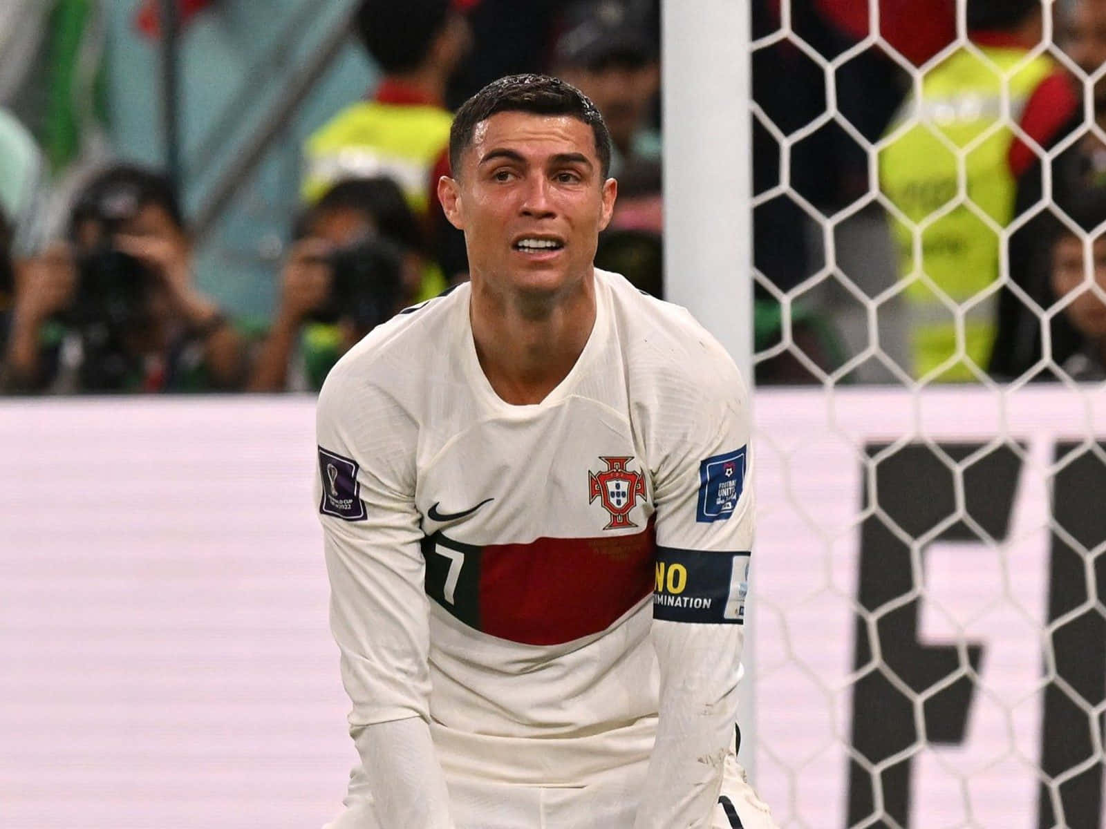 Cristiano Ronaldo in aksie op die sokkerveld Muurpapier