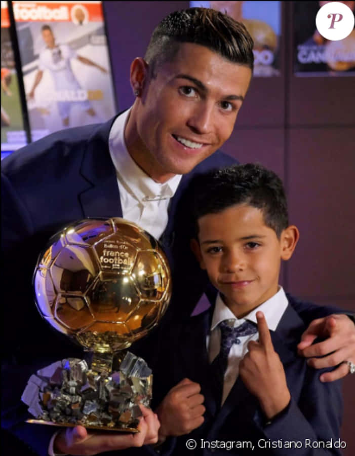 Cristiano Ronaldo met Goue Bal en Kind Muurpapier