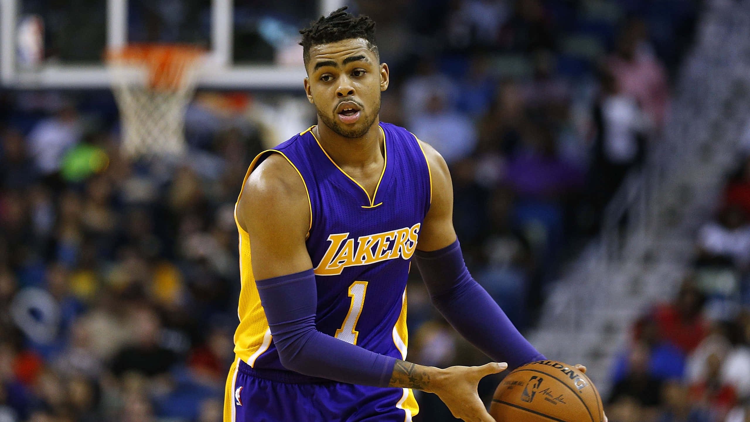 D'Angelo Russell Kyk Na Die Kant Muurpapier