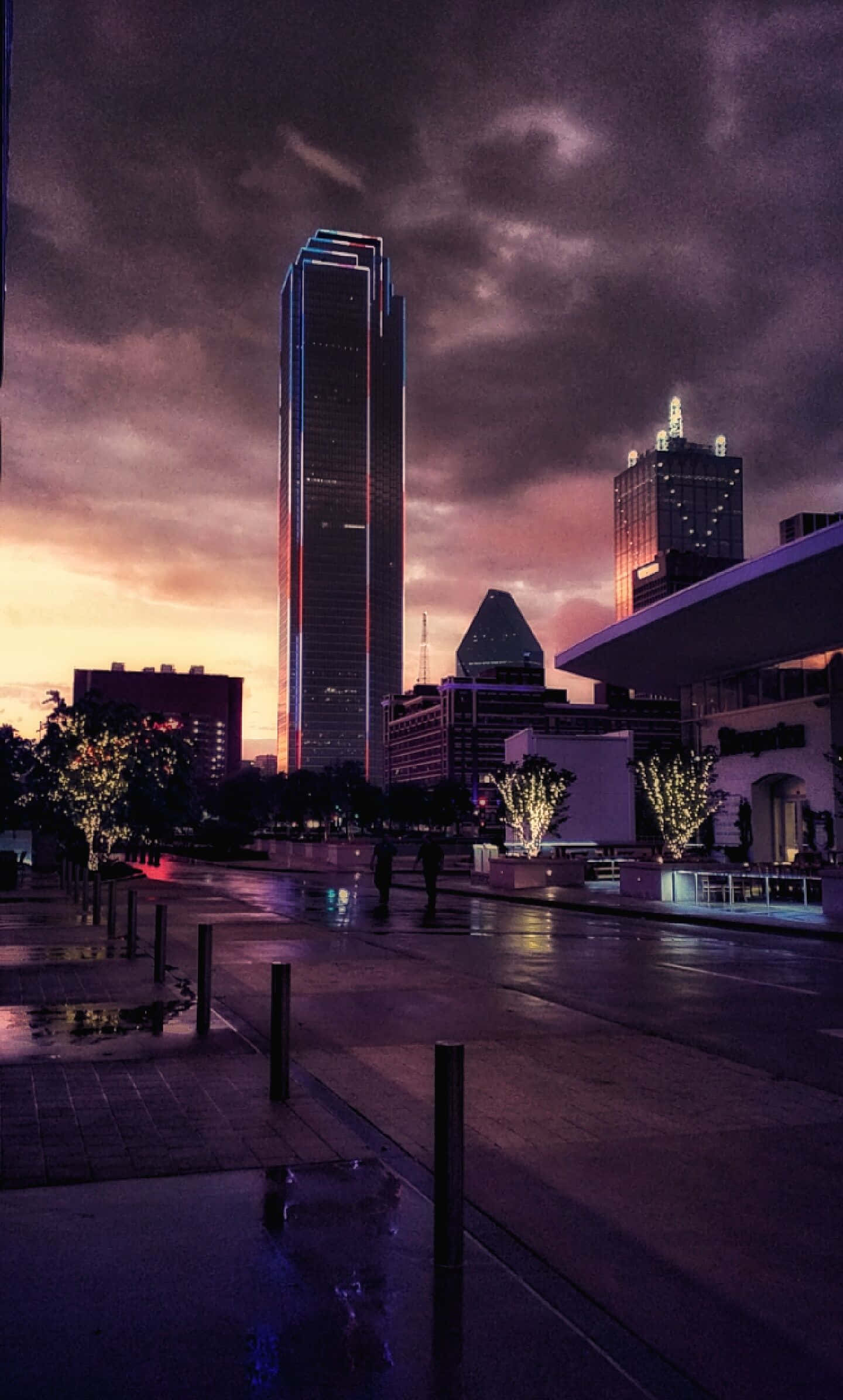Dallas County Agtergrond met Donker Wolk Muurpapier
