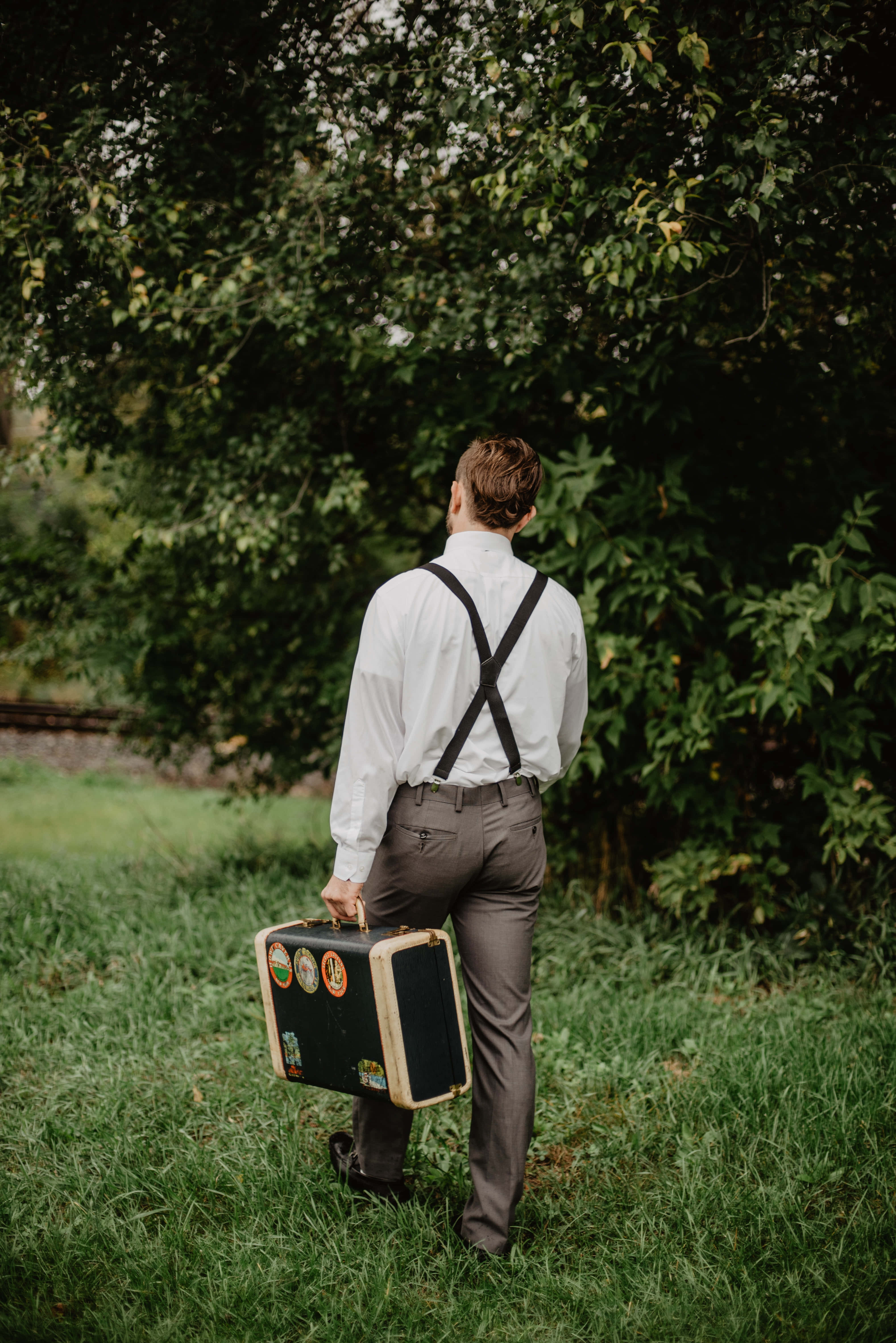 Dapper Voorkoms met Borsbande Muurpapier