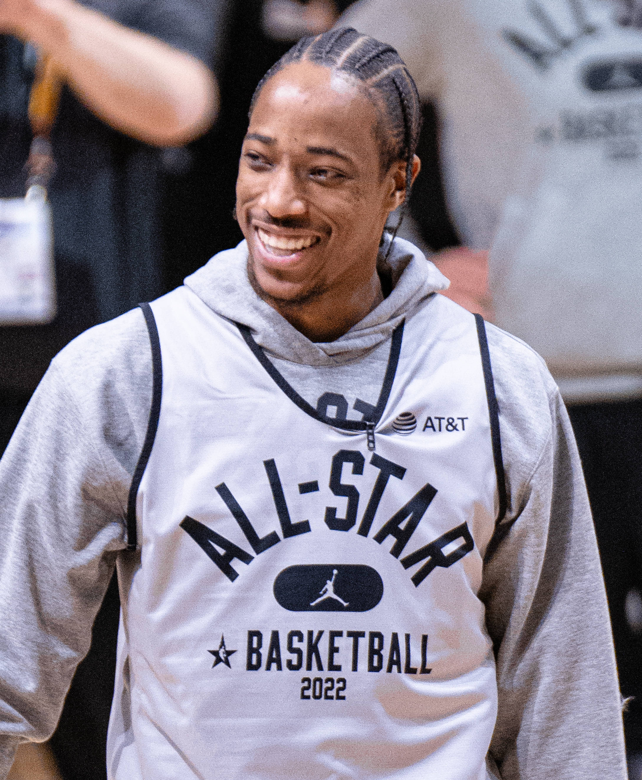 Demar Derozan glimlag met gevlegte hare Muurpapier
