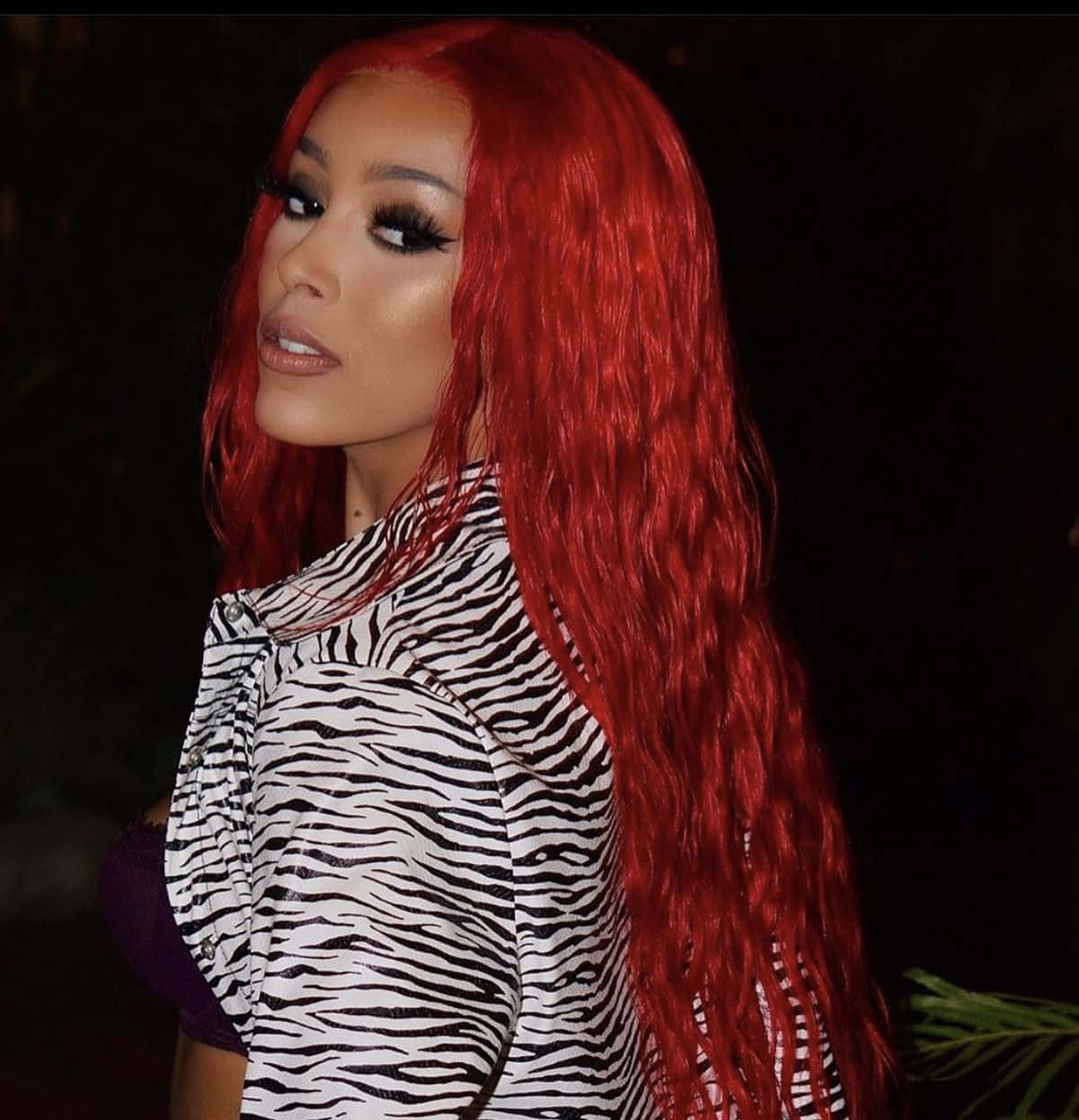 Deur hip-hop met pop te meng, het Doja Cat die hoofstroom trefferlyste betree. Muurpapier