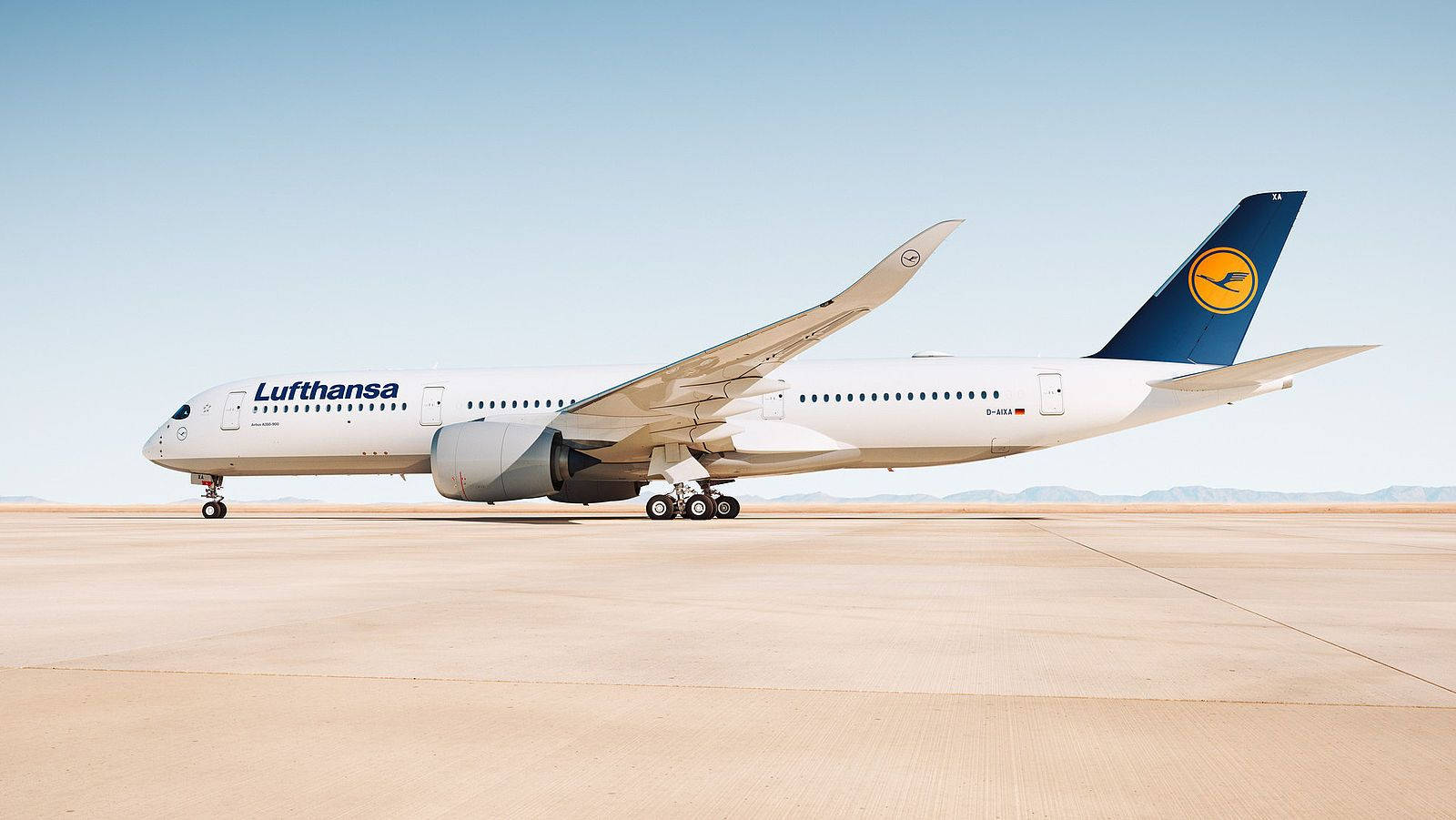 Deutsche Lufthansa-vliegtuig onder die brandende son Muurpapier
