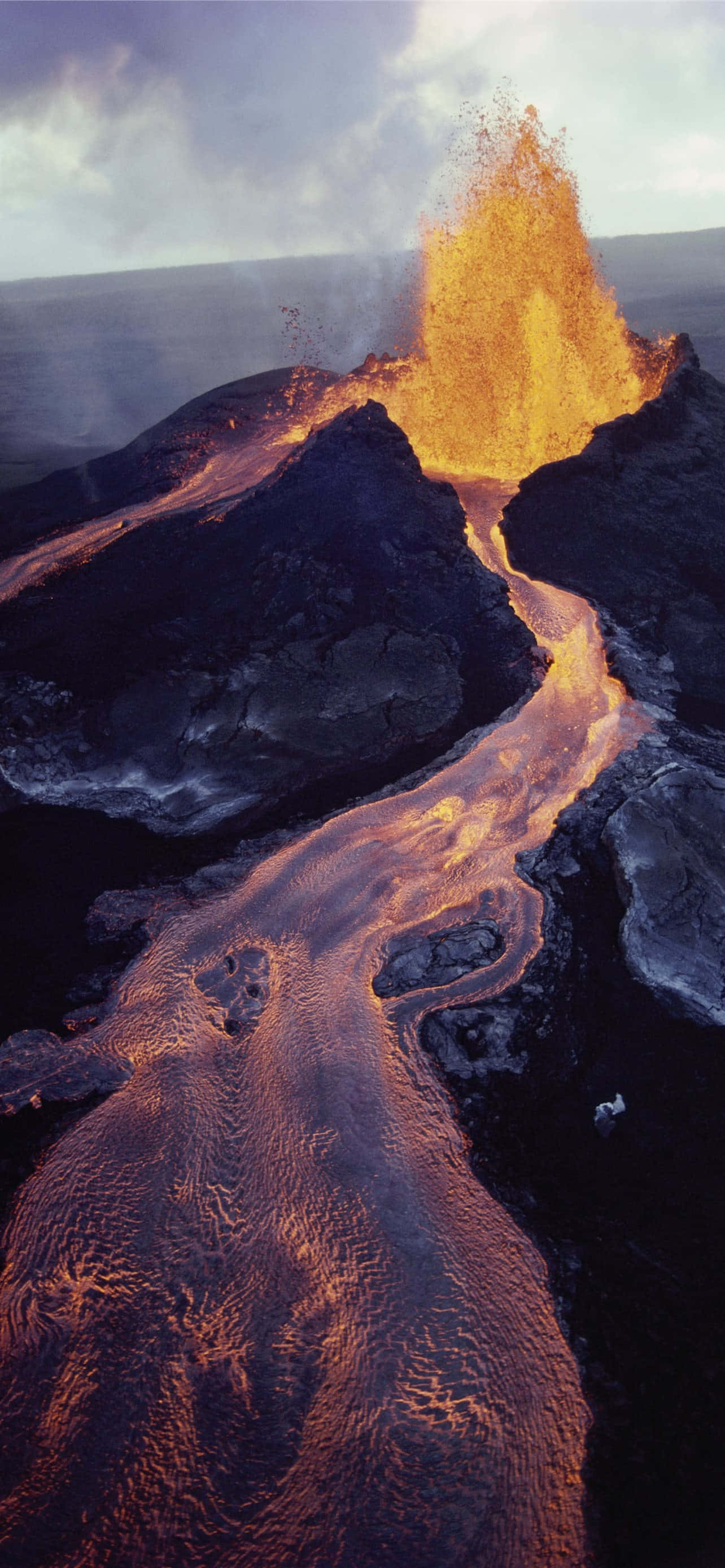 Die asemrowende skoonheid van 'n vulkaniese uitbarsting by Hawaii Volcanoes Nasionale Park. Muurpapier