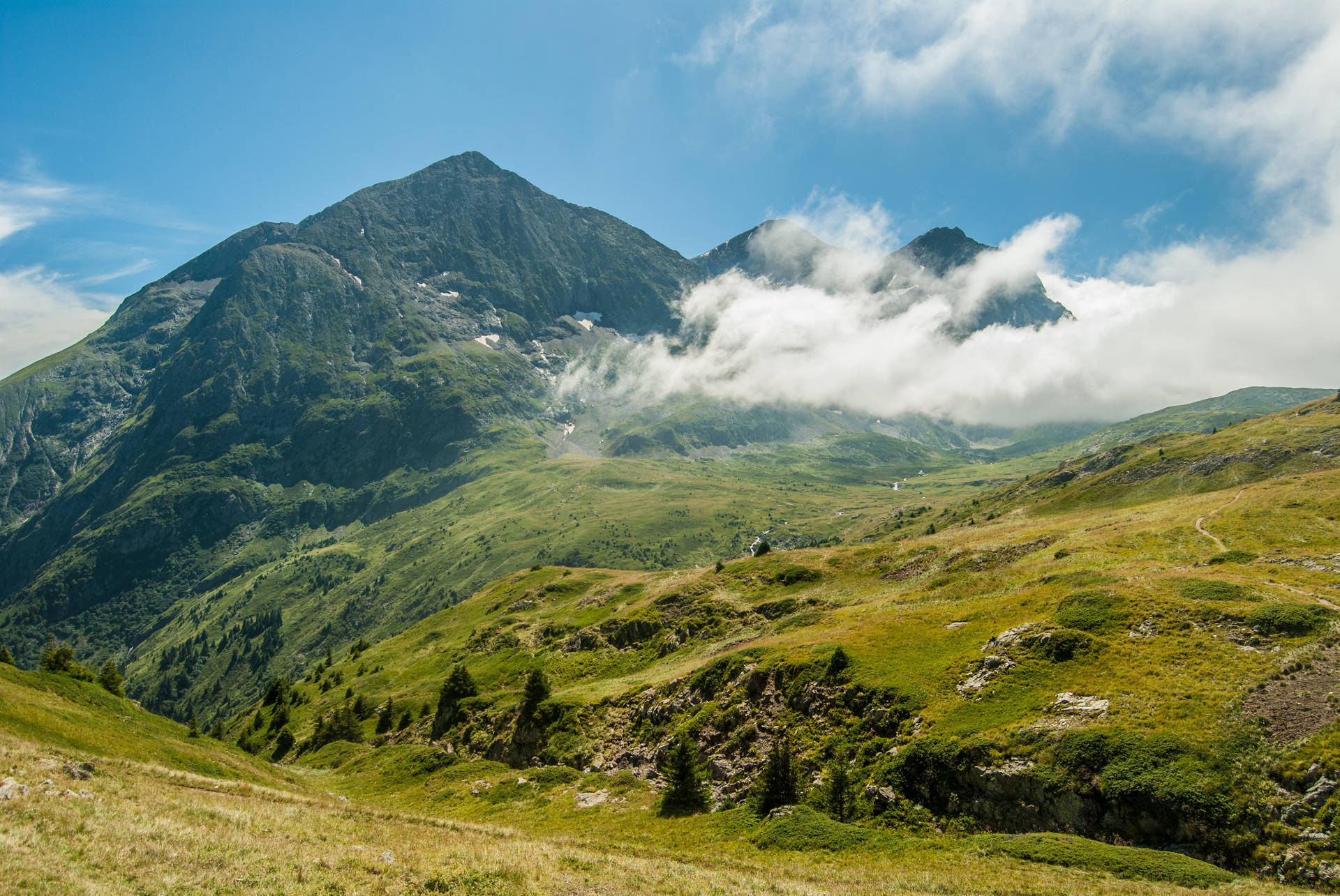 Groen berge met helder landskap en wit wolke