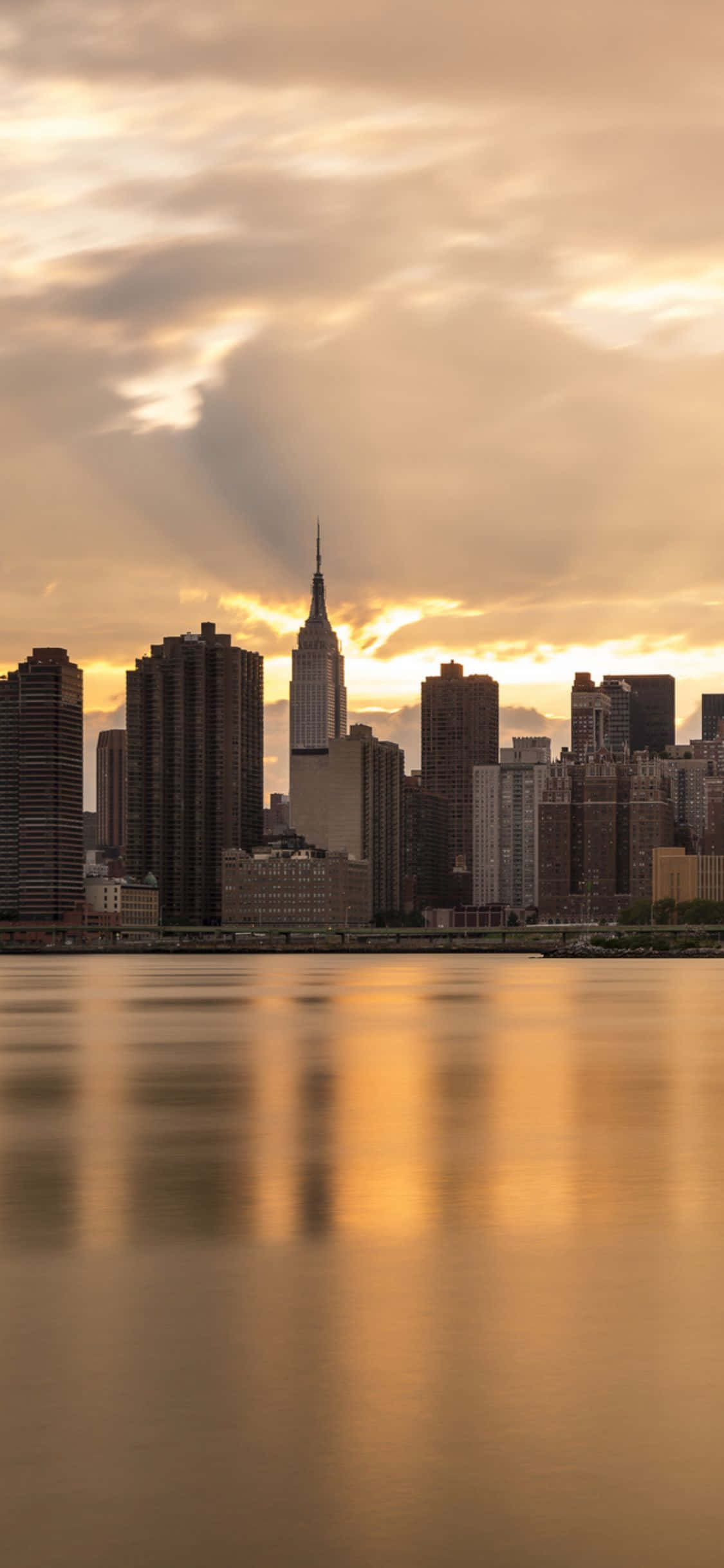 Die gewoel en gewoel van New York Stad vasgelê op die iPhone XS Muurpapier