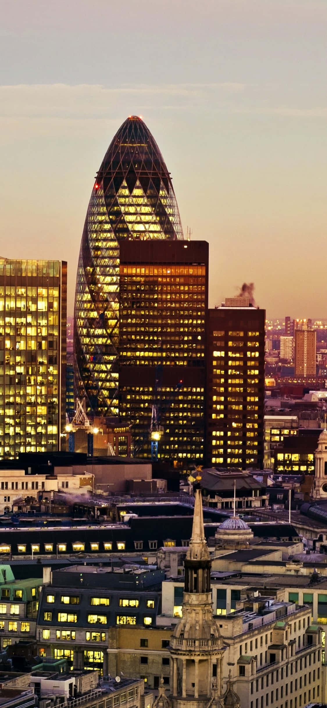 Die Gherkin En Ander Wolkekrabbers In Mis Muurpapier