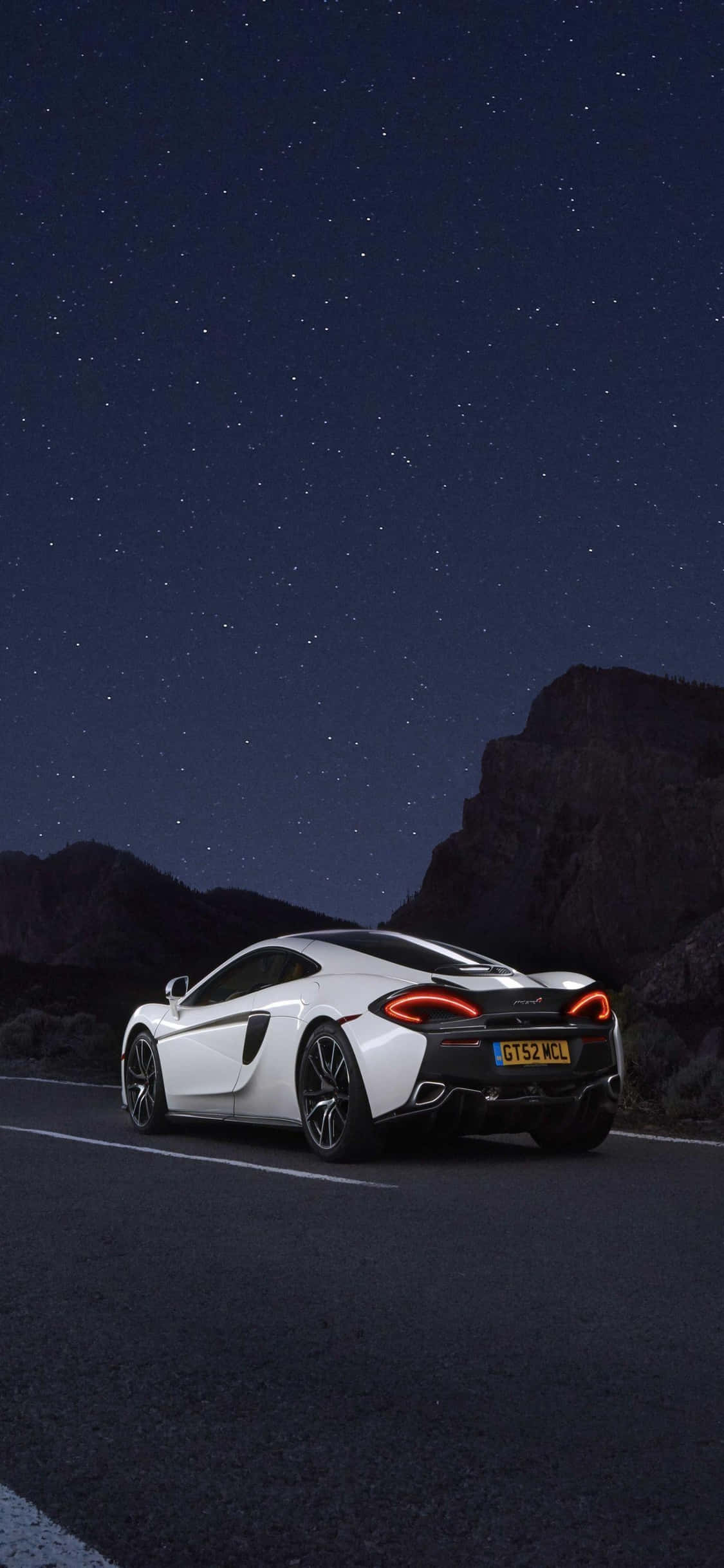Die iPhone Xs en die McLaren 720s is die perfekte kombinasie van krag en elegansie. Muurpapier