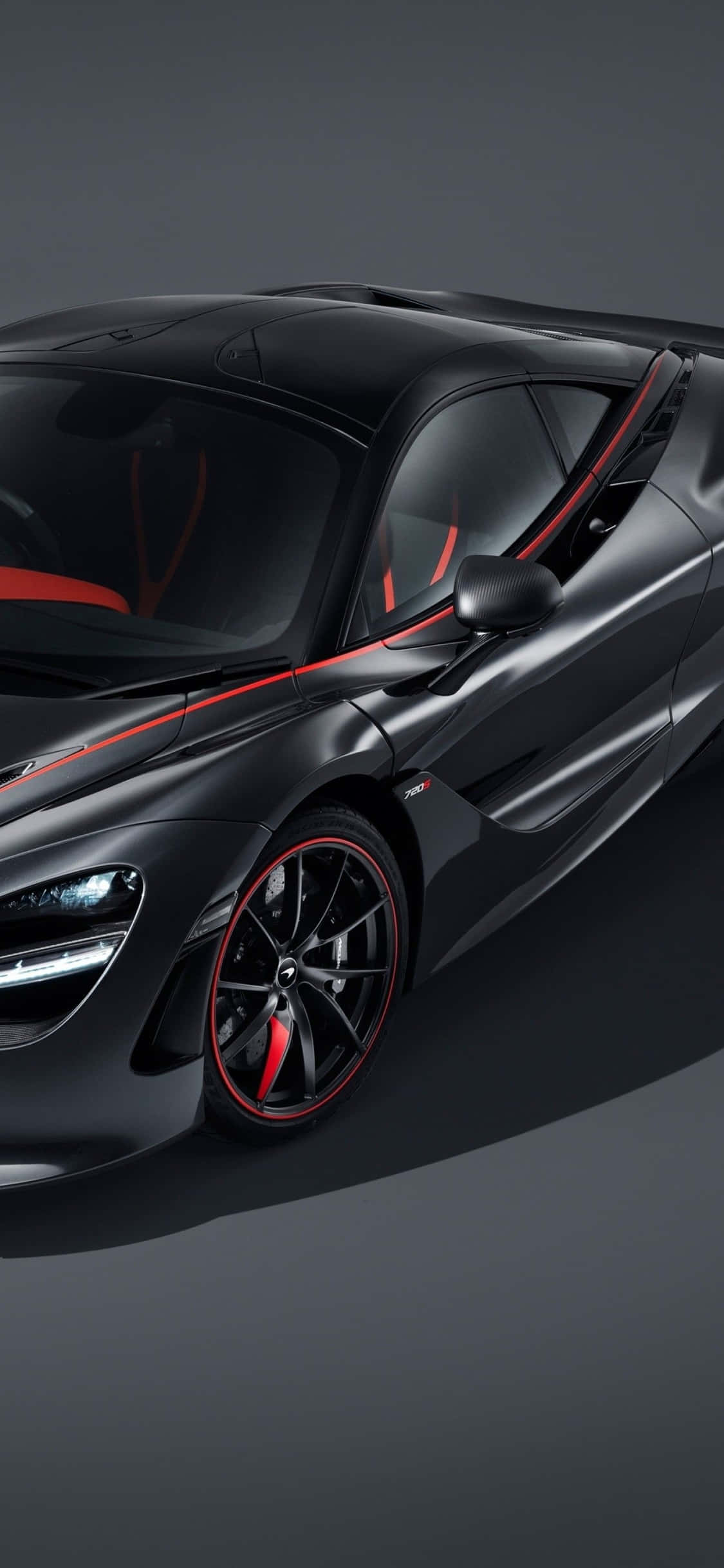 Die iPhone Xs langs die slanke McLaren 720s Muurpapier