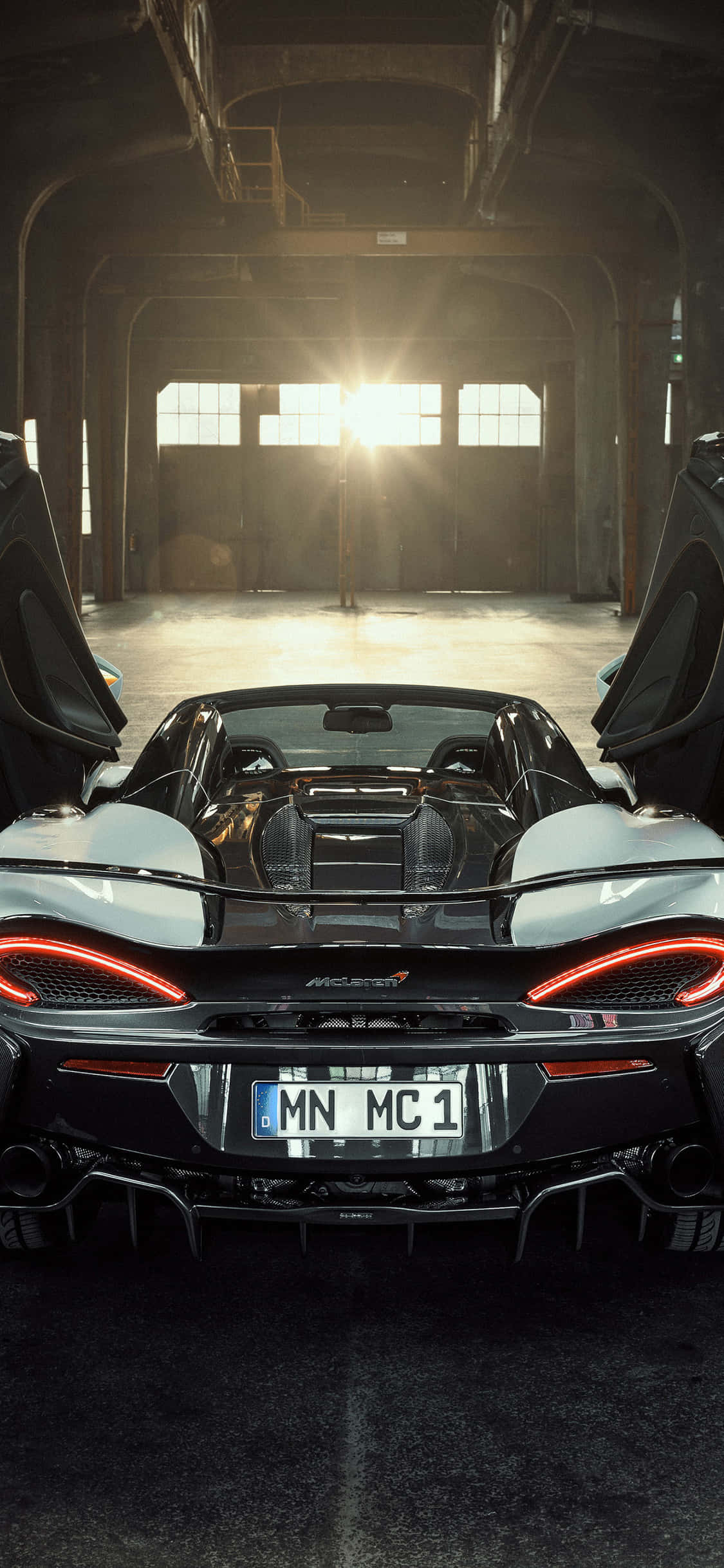 Die iPhone Xs lyk tuis teen die McLaren 720s Muurpapier