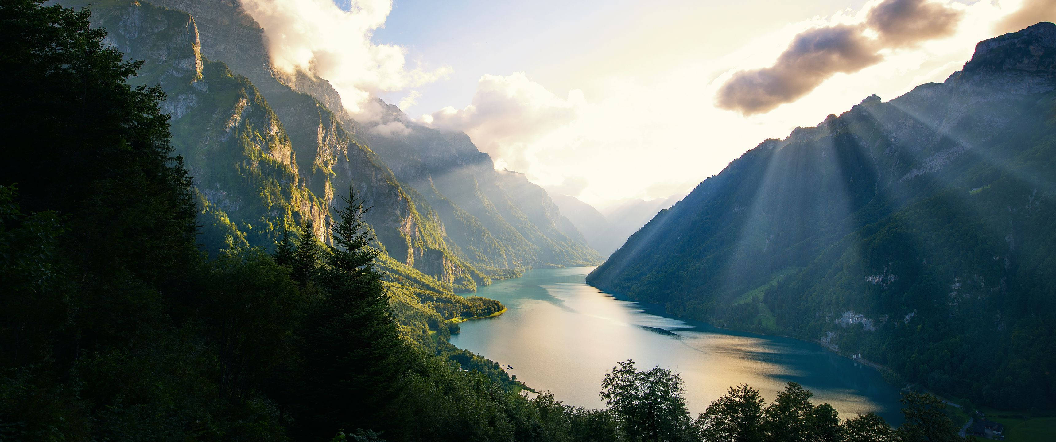 Die kanton Glarus, Switserland, omraam binne 'n spektakulêre berglandskap Muurpapier