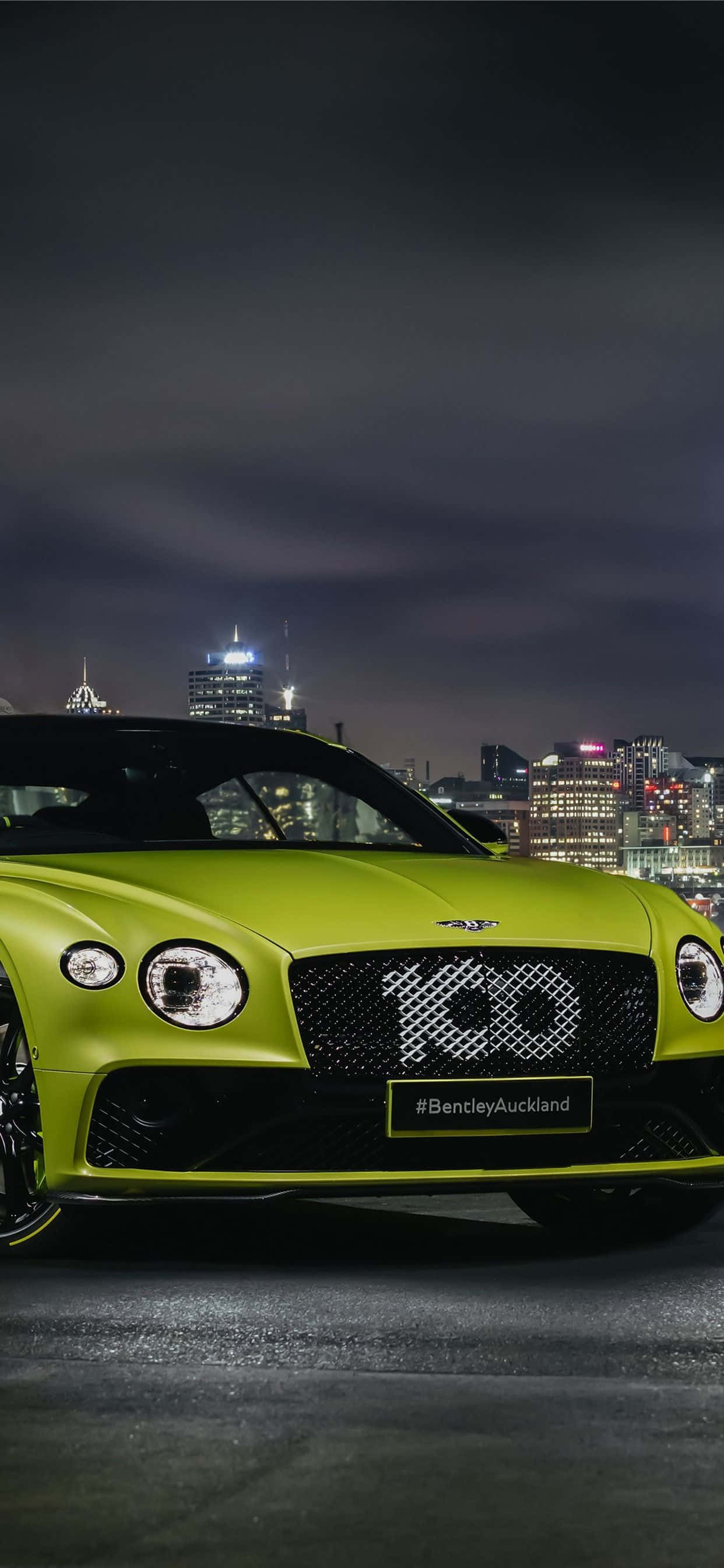 Die klassieke styl van 'n Bentley ontmoet die moderne tegnologie van die iPhone Xs Max Muurpapier