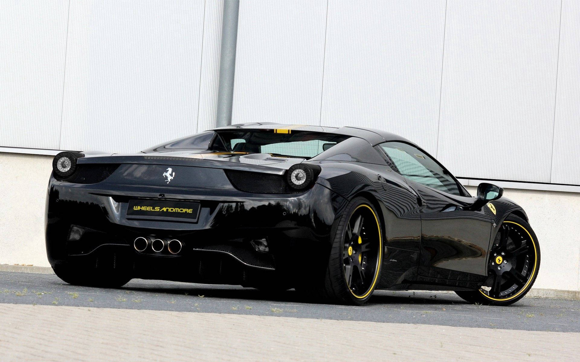 Swart Ferrari 458 Italia agteraansig met geel aksent muurpapier.