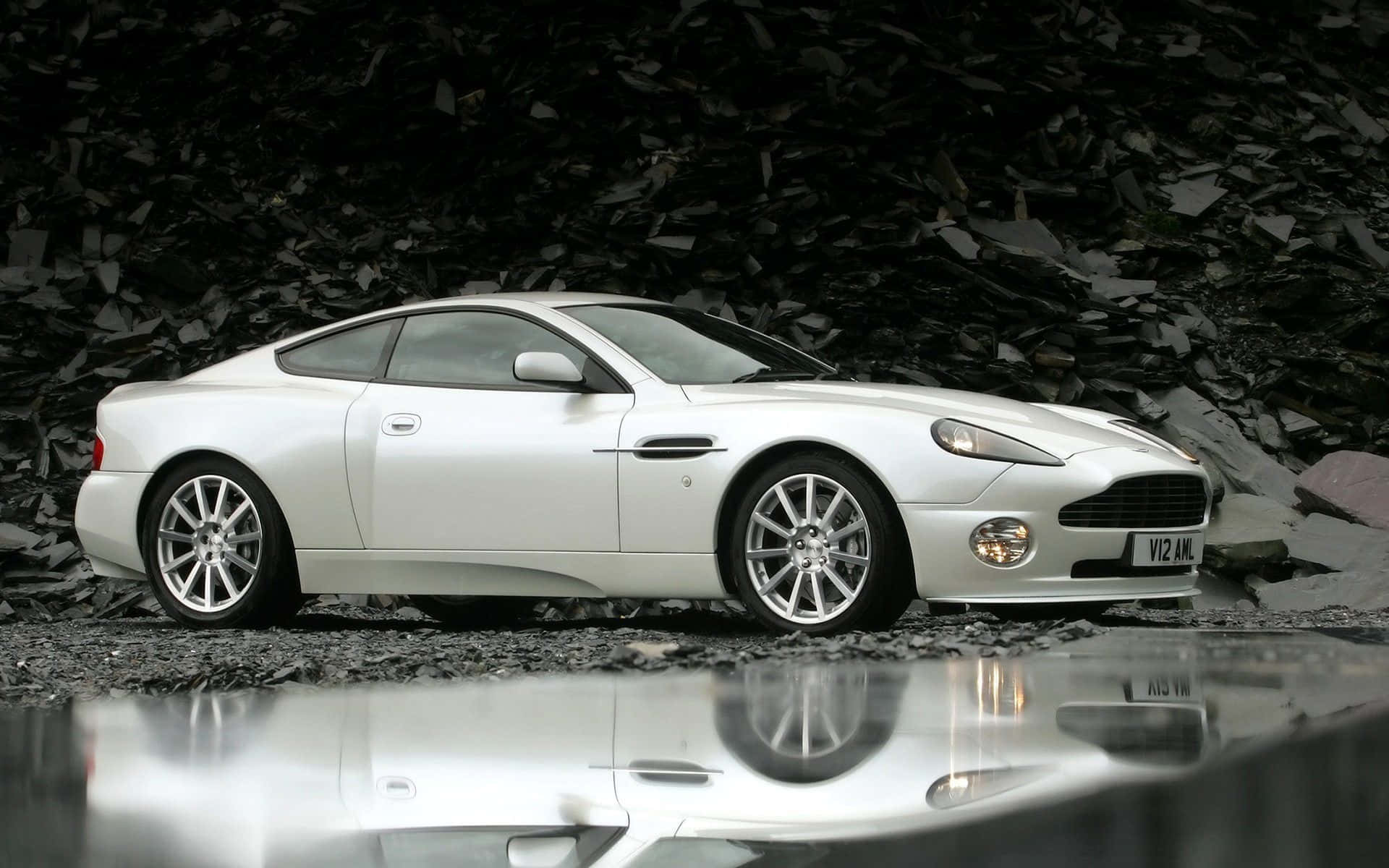 Die Luukse en Kragtige Aston Martin Vanquish Muurpapier