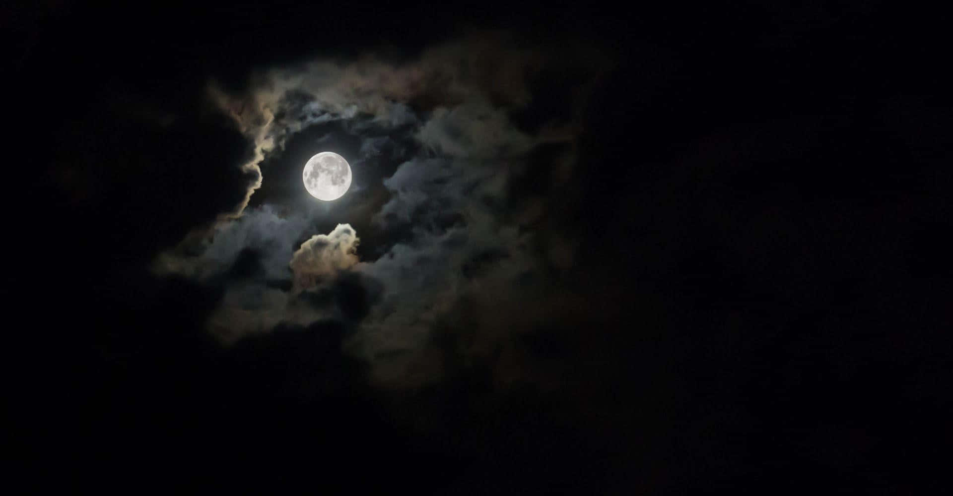 die maan word deur die wolke gesien Muurpapier