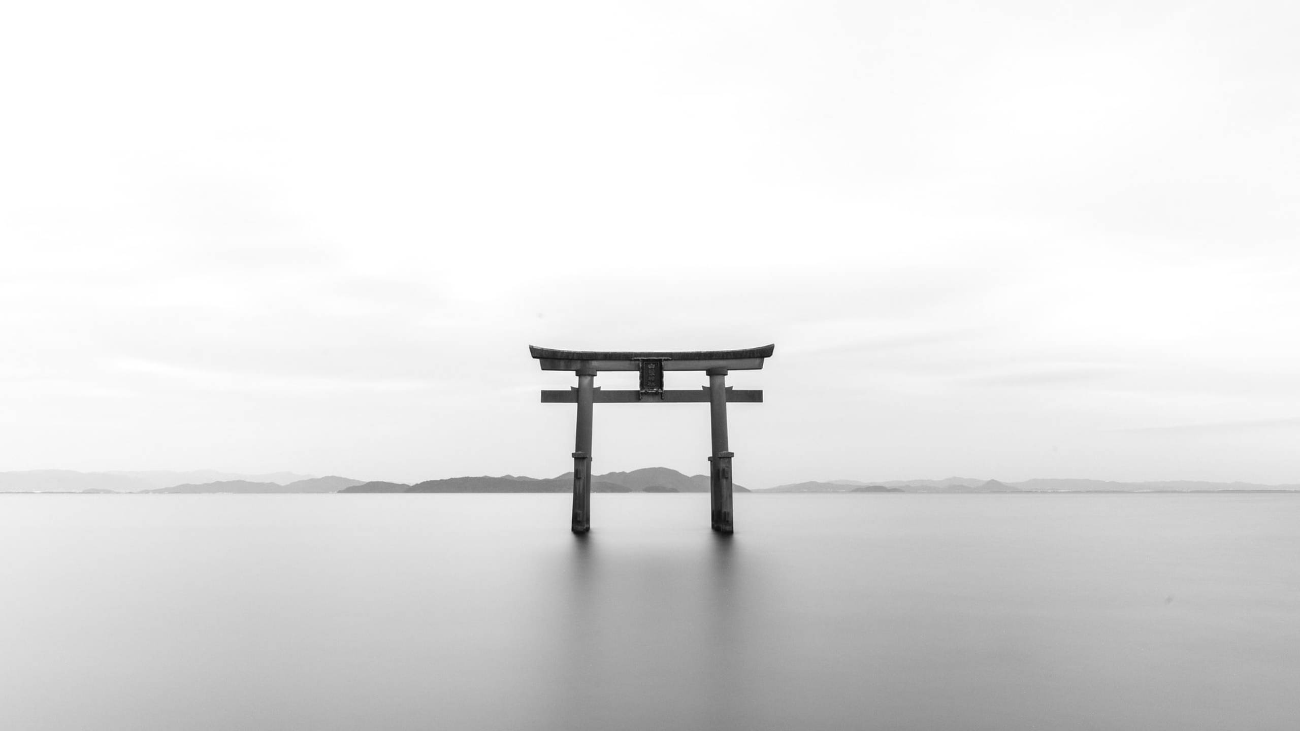 Die Majestueuse Torii-hek in Japan in Grysksaal-foto Muurpapier