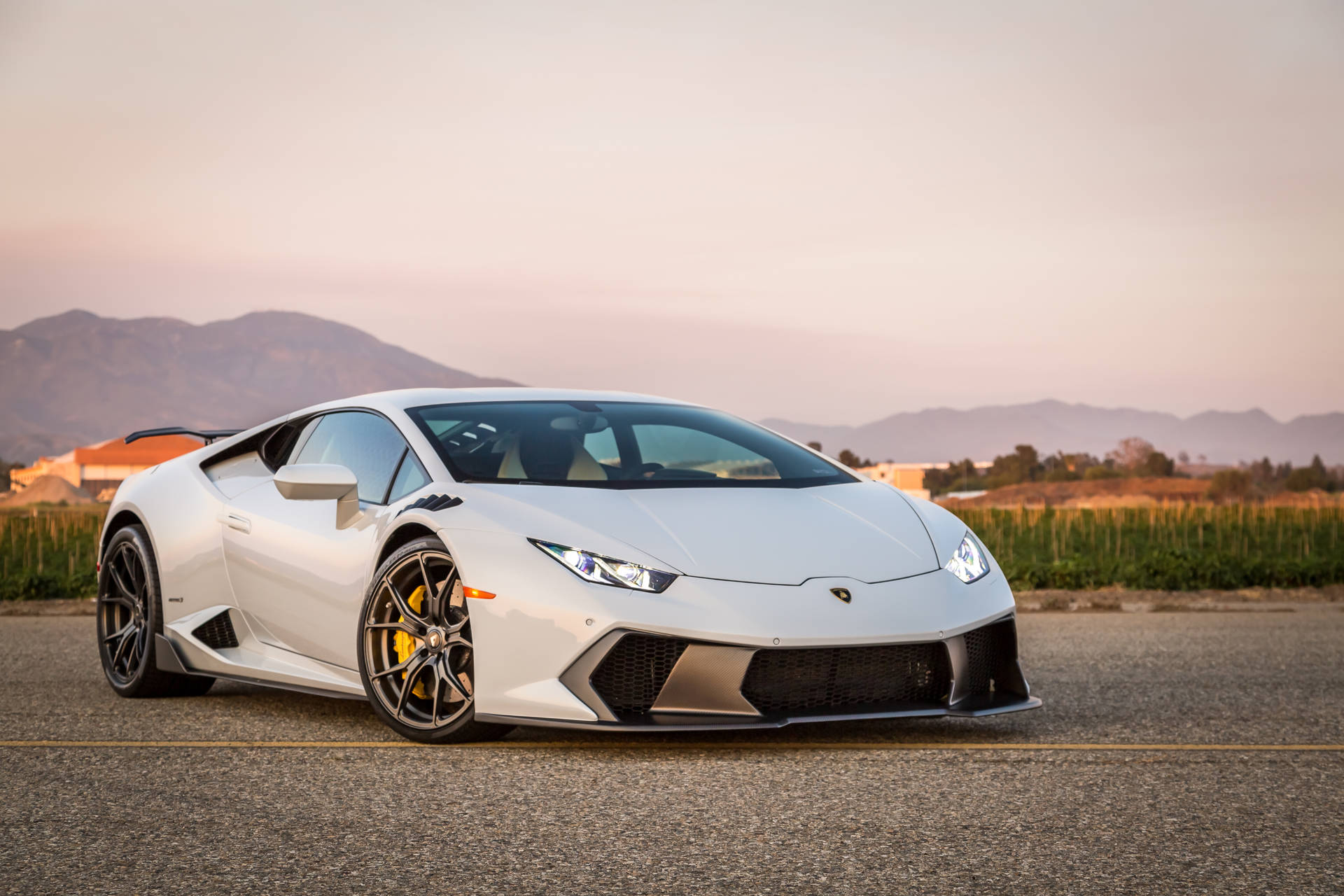 Wit Lamborghini Huracan teen sondergang agtergrond.