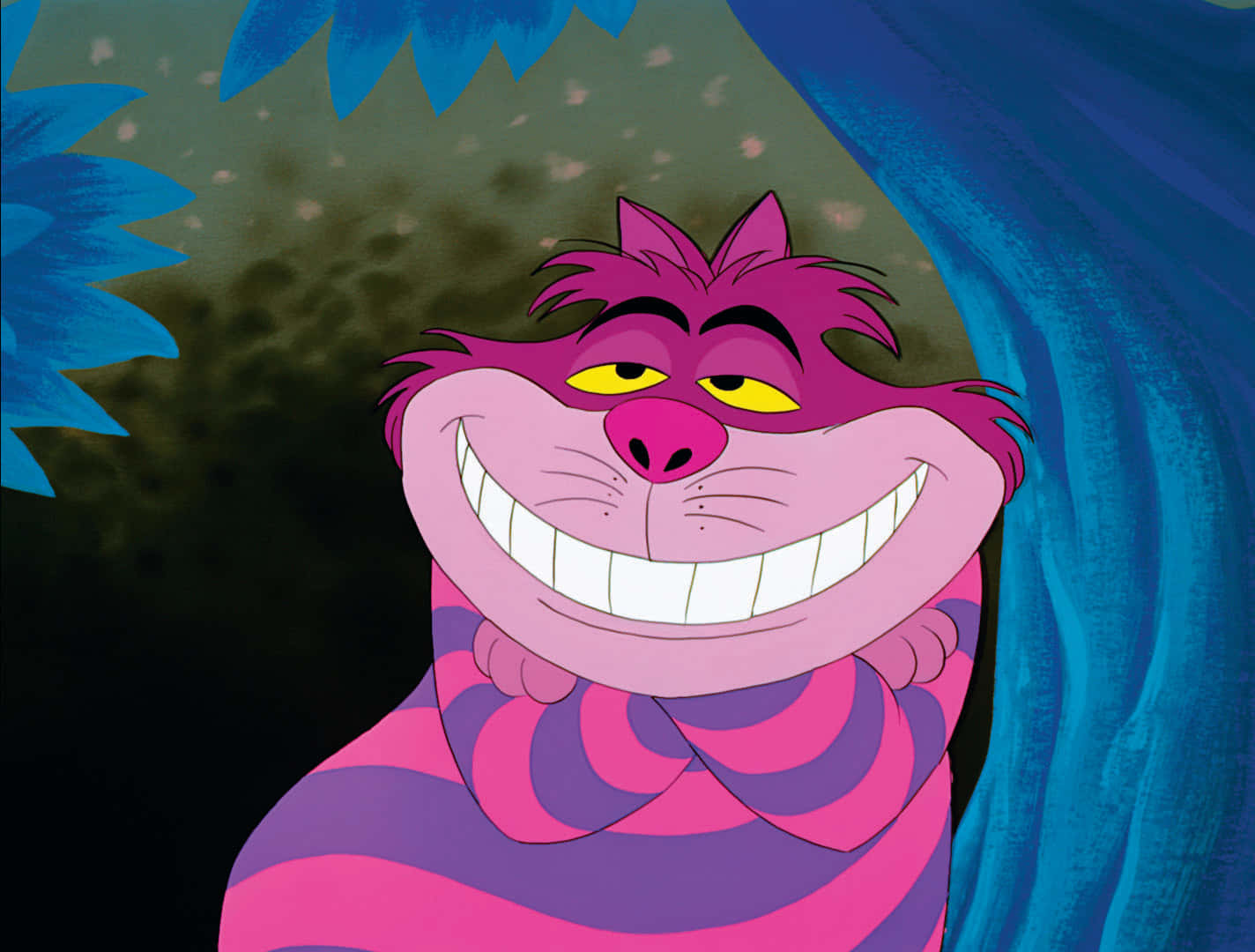 Die ondeunde Cheshire-kat glimlag van bo-op 'n sampioen. Muurpapier