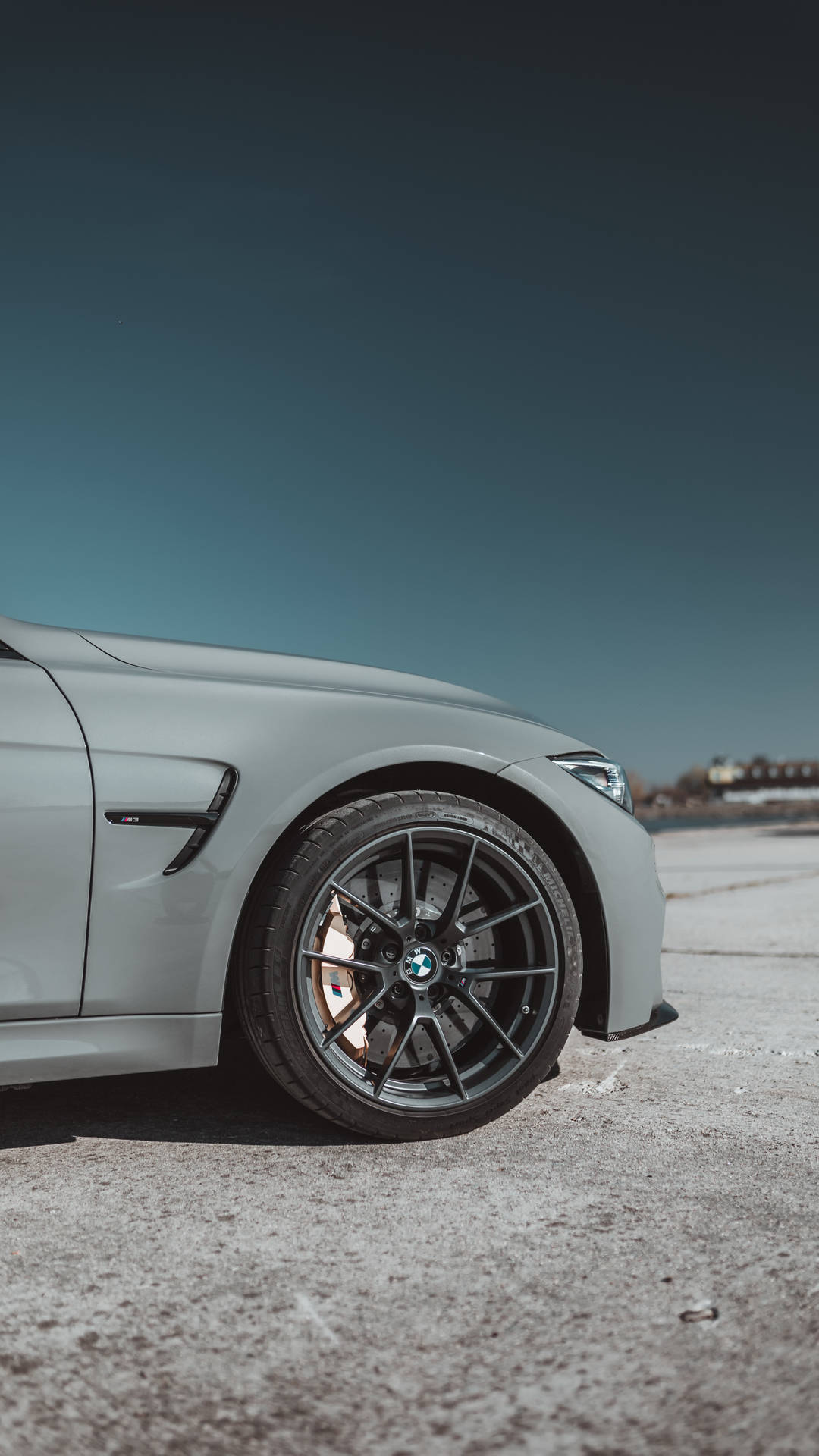 Syaansig agtergrond van grys BMW-motor se wiel met logo