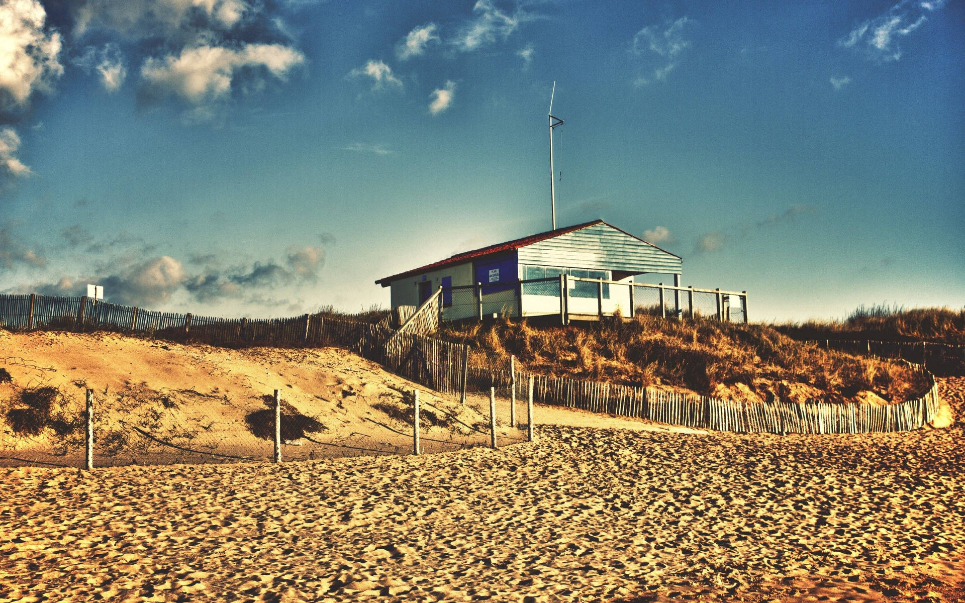 Wit huis op die strand agtergrond.