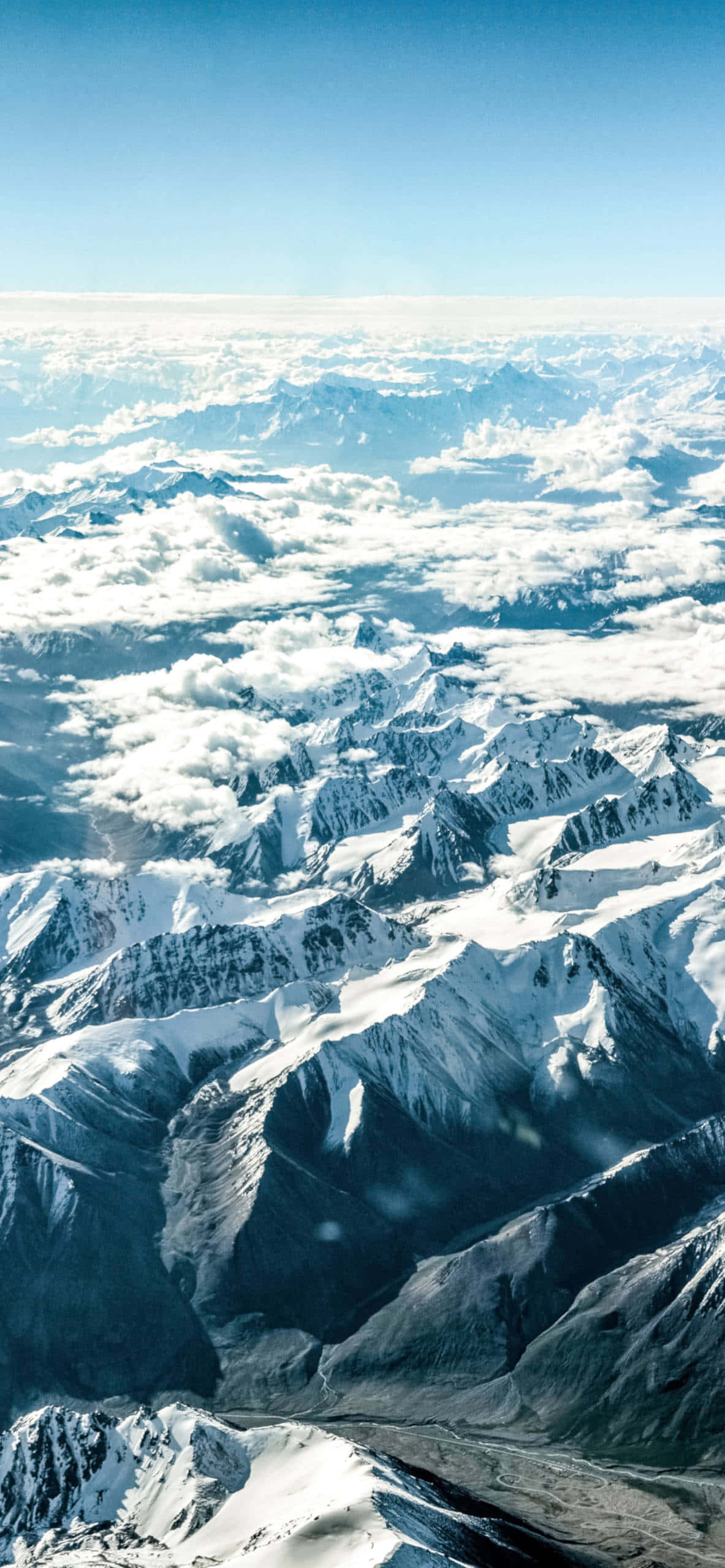 Die pieke van die sneeubedekte Himalajas, wat na die hemel strek. Muurpapier