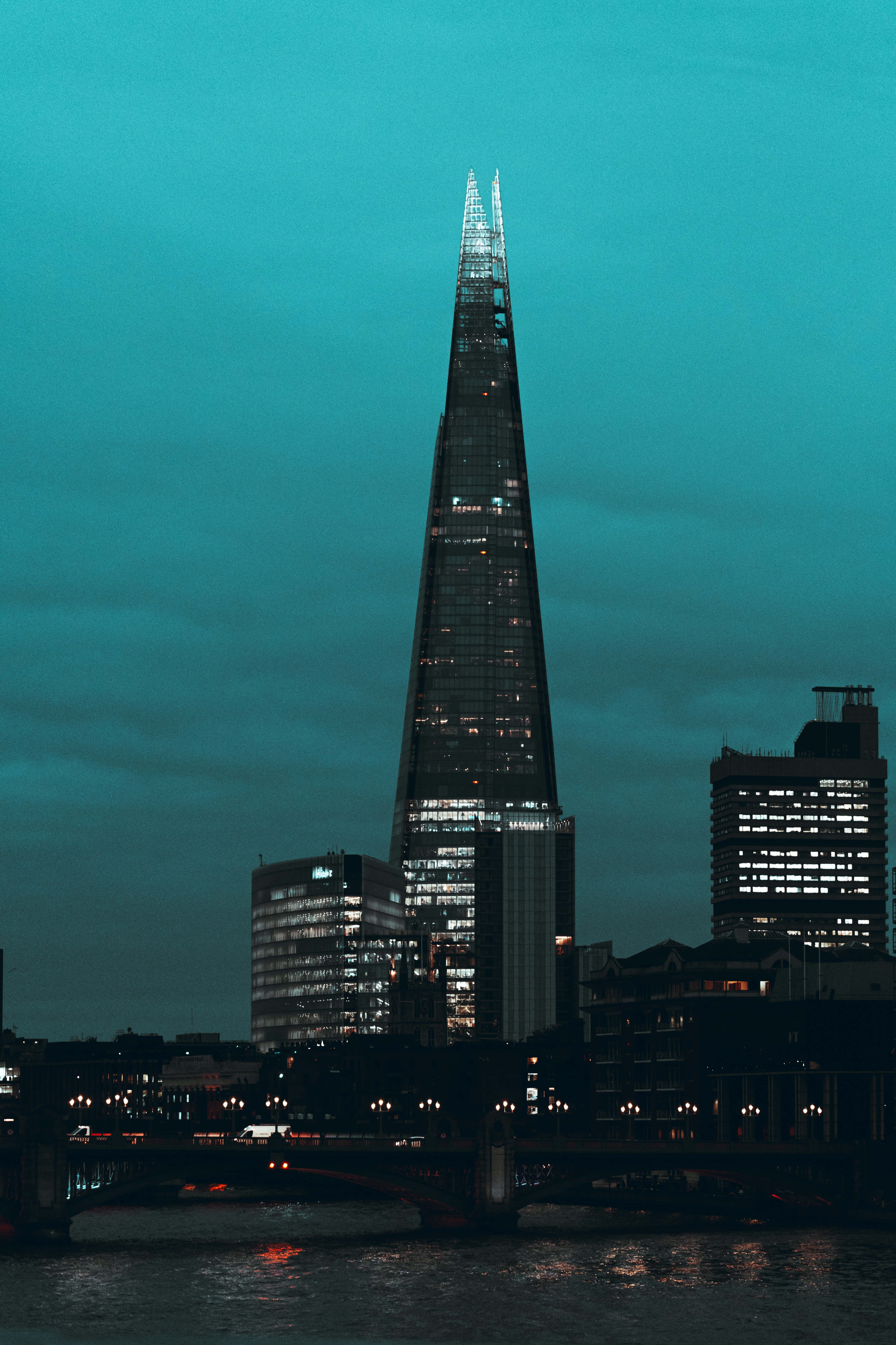 Die Shard Onder 'n Teal Lug Muurpapier