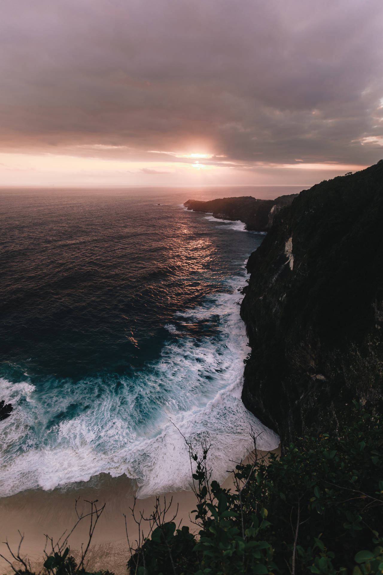 Oseaan en Eiland tydens sonsondergang in Indonesië. — Oseaan Muurpapier