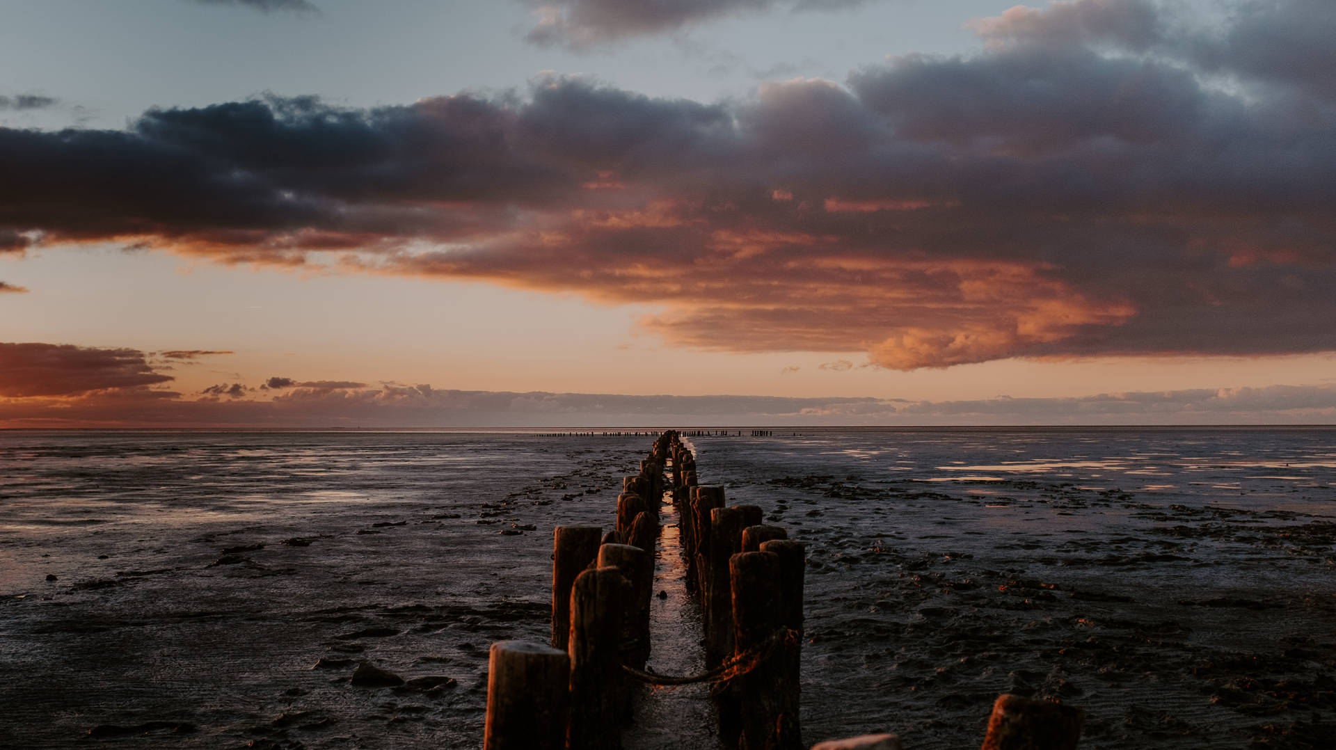 Sonsondergang in die oseaan met donker lug, vibes voor die aandhorison by Pier. — Oseaan Muurpapier