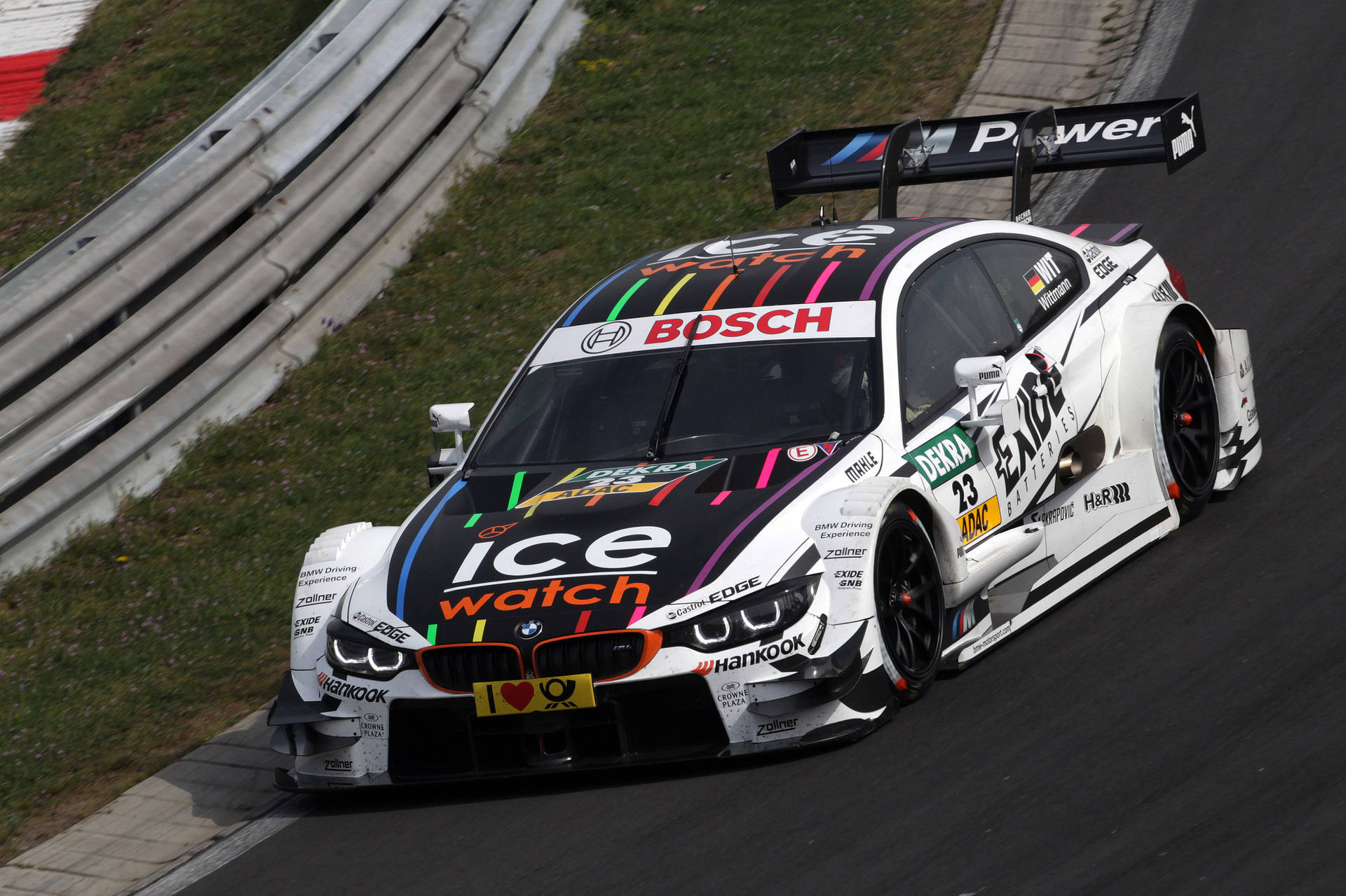 2014 BMW M4 DTM-motor op kronkelende renbaan agtergrond