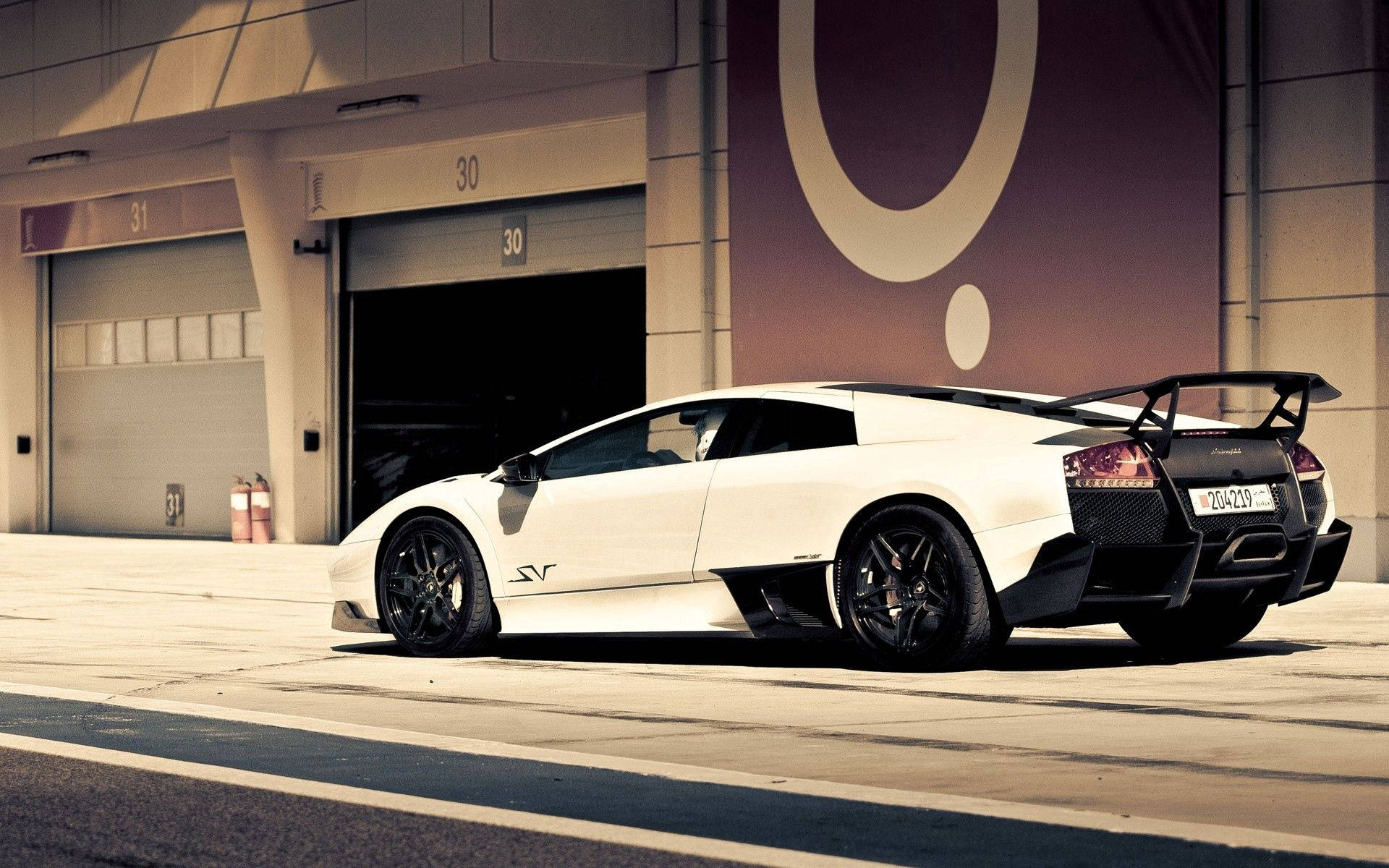 Wit Lamborghini Murcielago SV sy- en agterkant-agtergrond.