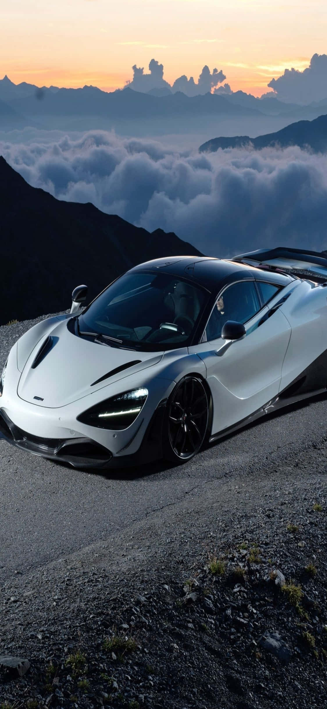 Die Vinnigste Kombinasie van Tegnologie - iPhone Xs en McLaren 720s Muurpapier