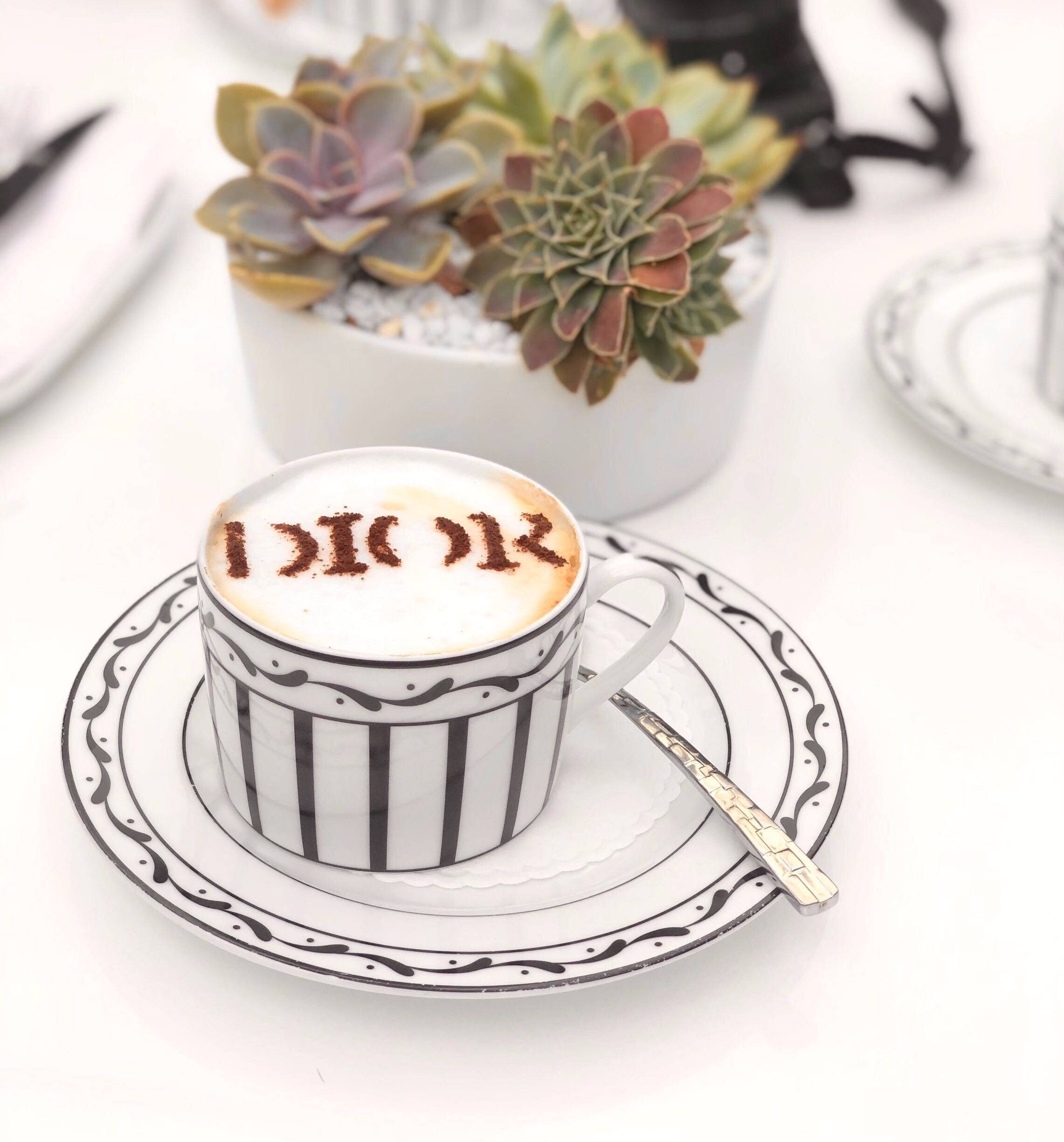 Dior Cafe Cappuccino Muurpapier