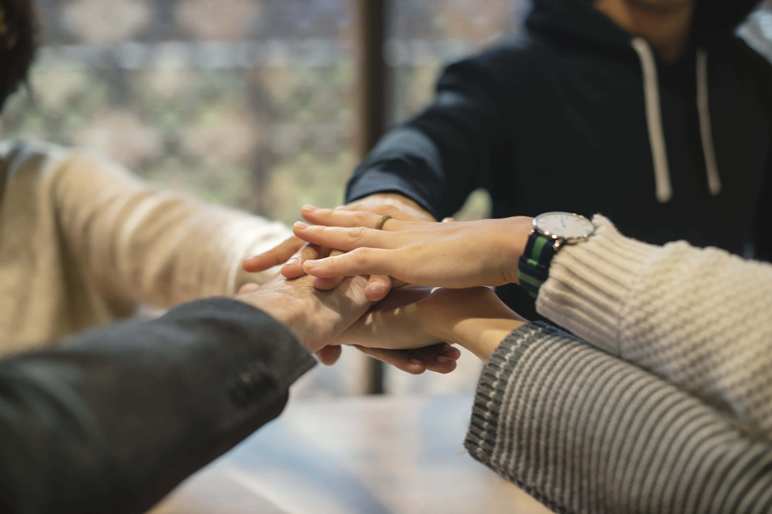 Diverse Professionele Span wat Saamwerk in Moderne Kantooromgewing Muurpapier